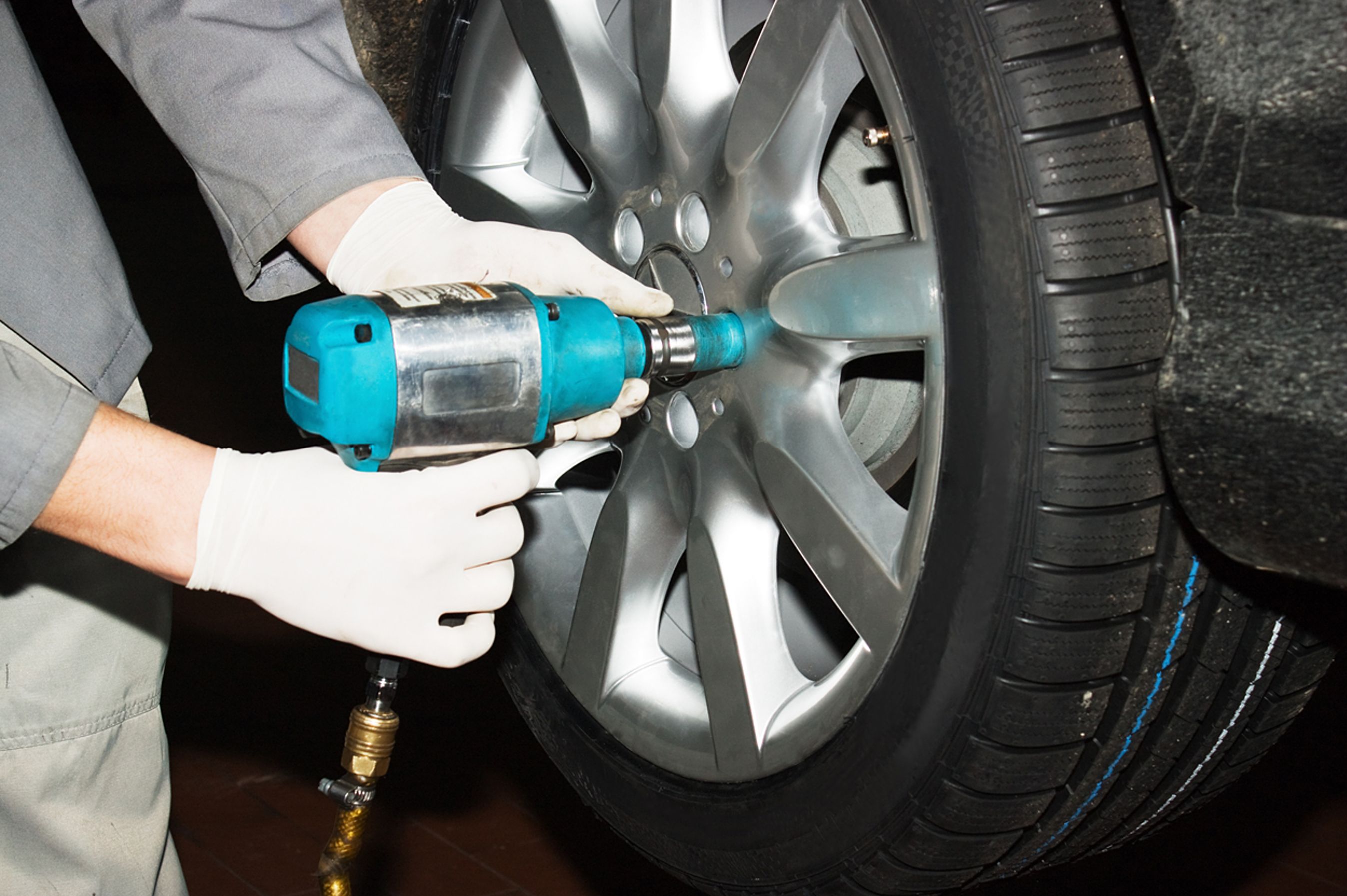 Skal hjulene på bilen efterspændes?