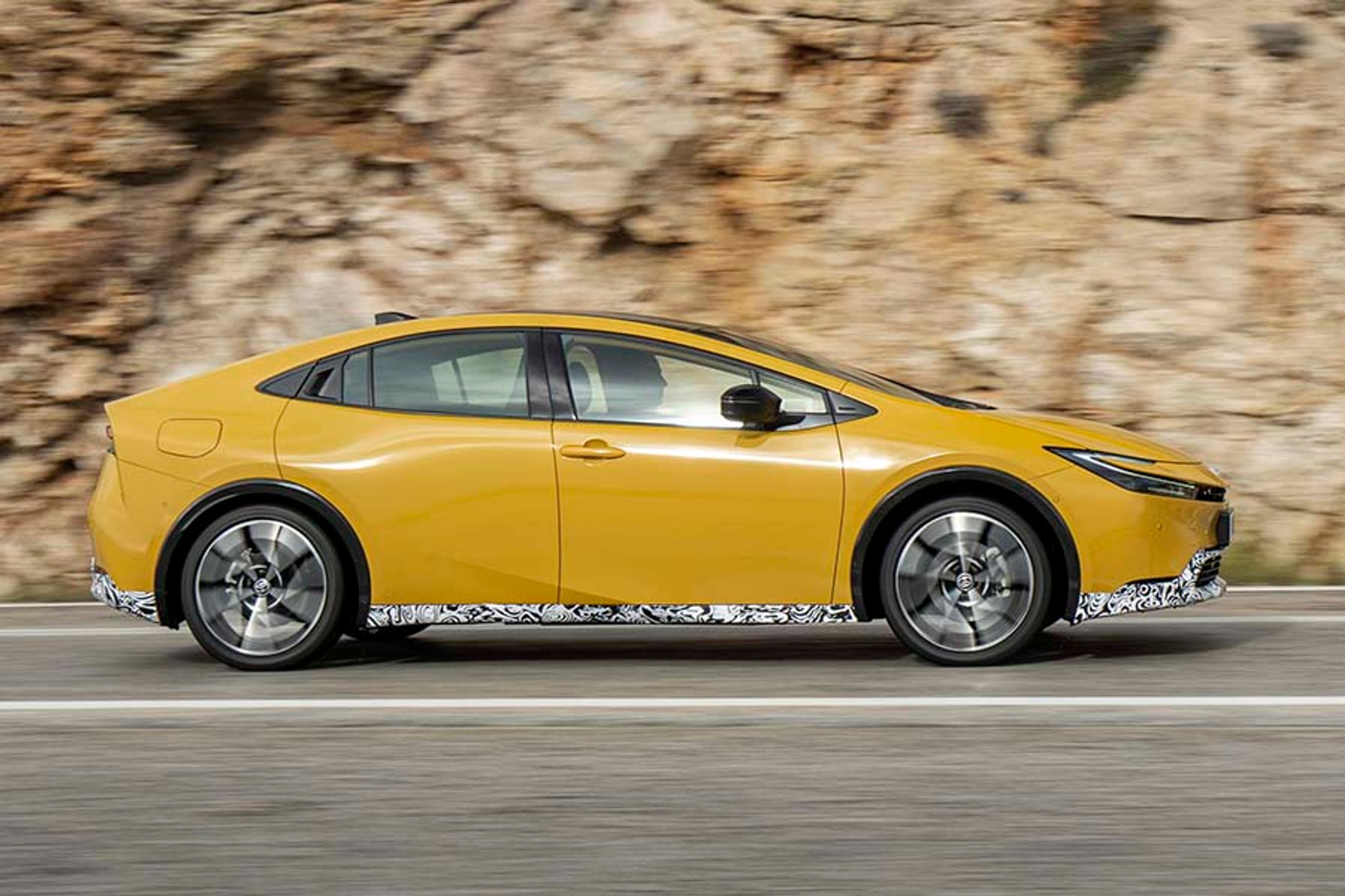 Prius er blevet kortere og lavere, men akselafstanden er samtidig forøget. Det giver bilen en lav og skarp profil fra siden.