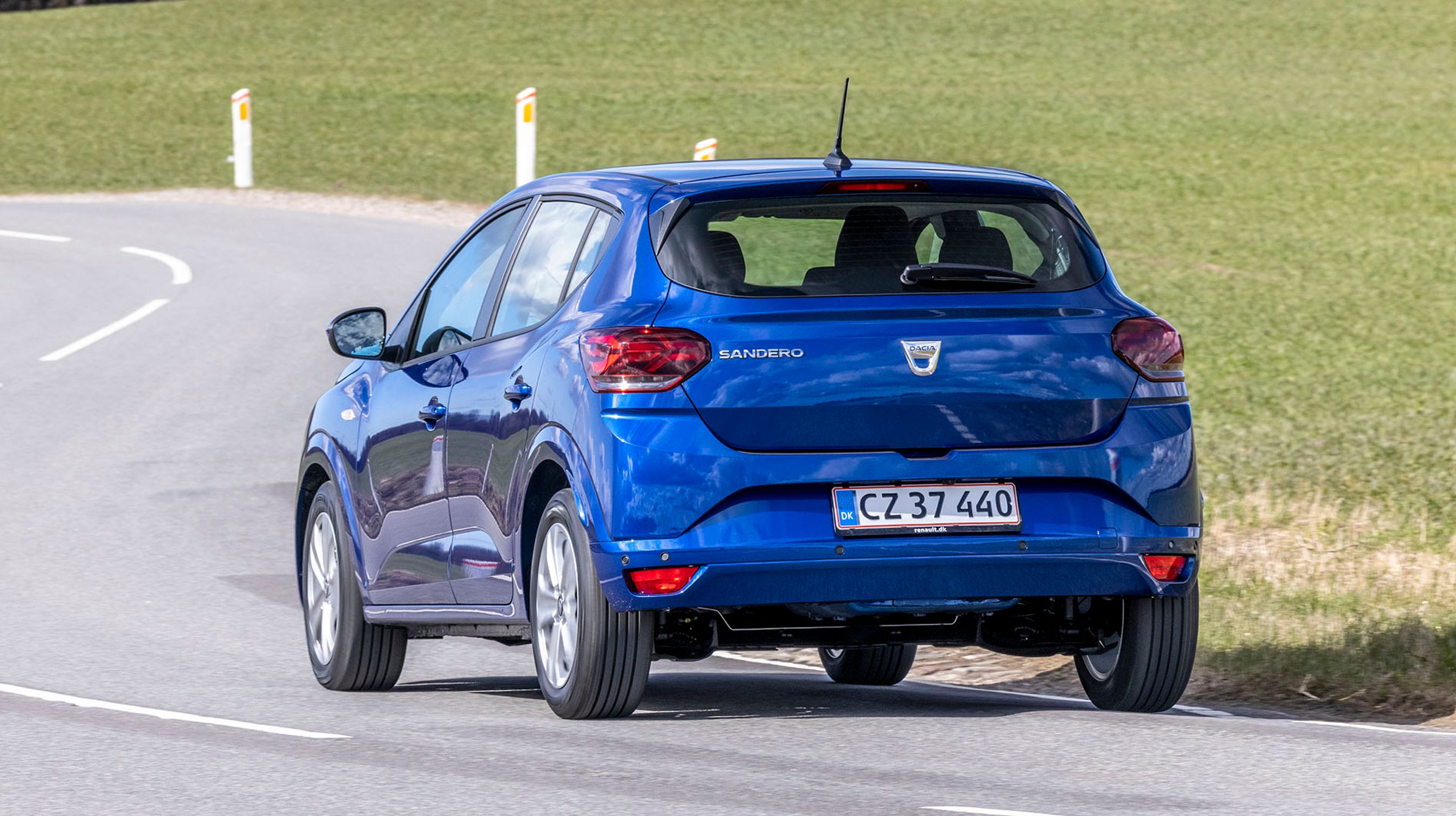 Sandero er en femdørs hatchback. Den nye udgave har fået et regulært løft i både design og byggekvalitet, men den fine antenne på taget er ikke ligefrem up-to-date …
