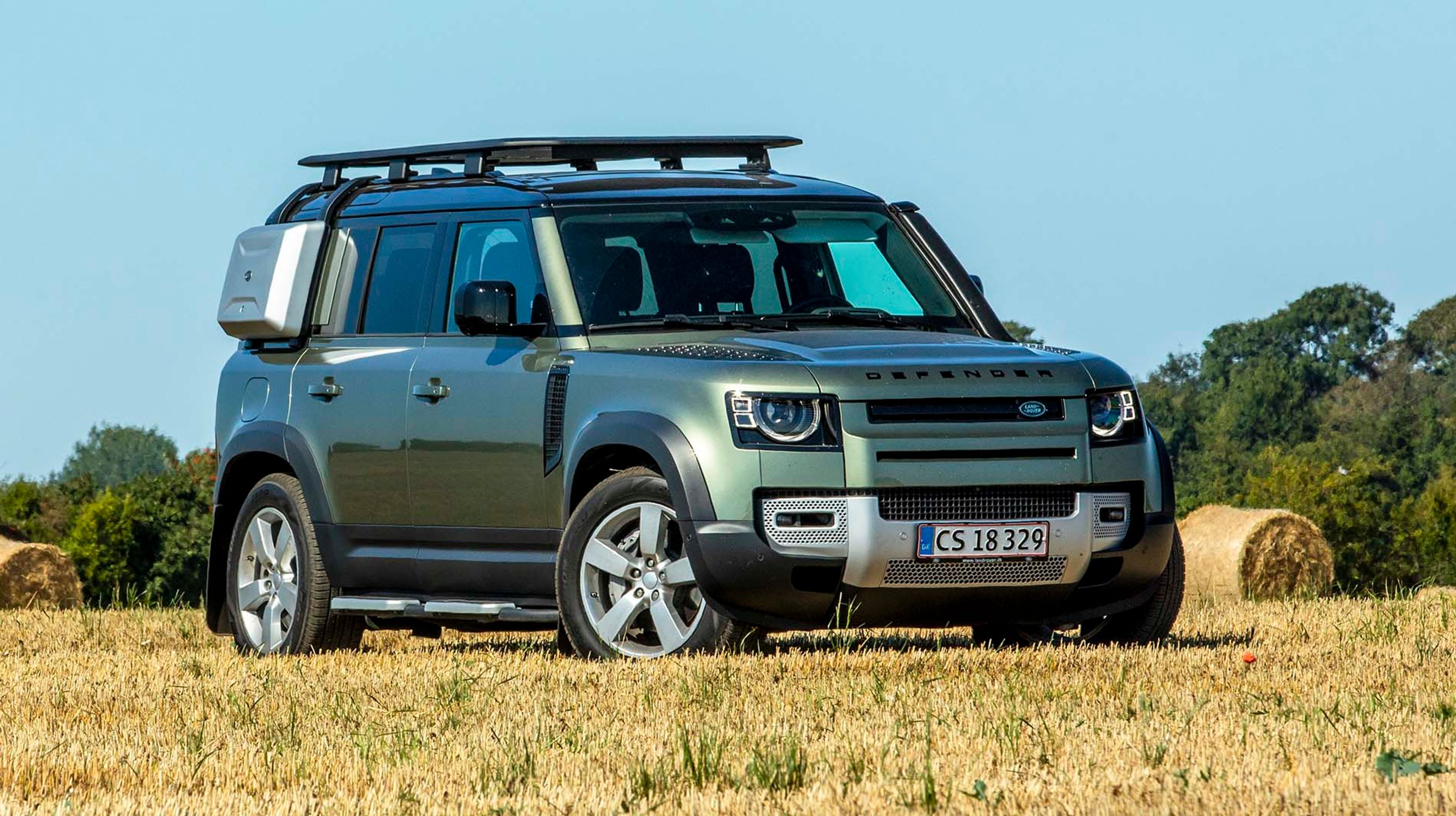 Der er rigeligt med frihøjde på Land Rover Defender, og du kan øge den med yderligere 145 mm. At køre på en stubmark er ingen sag for en Defender. 