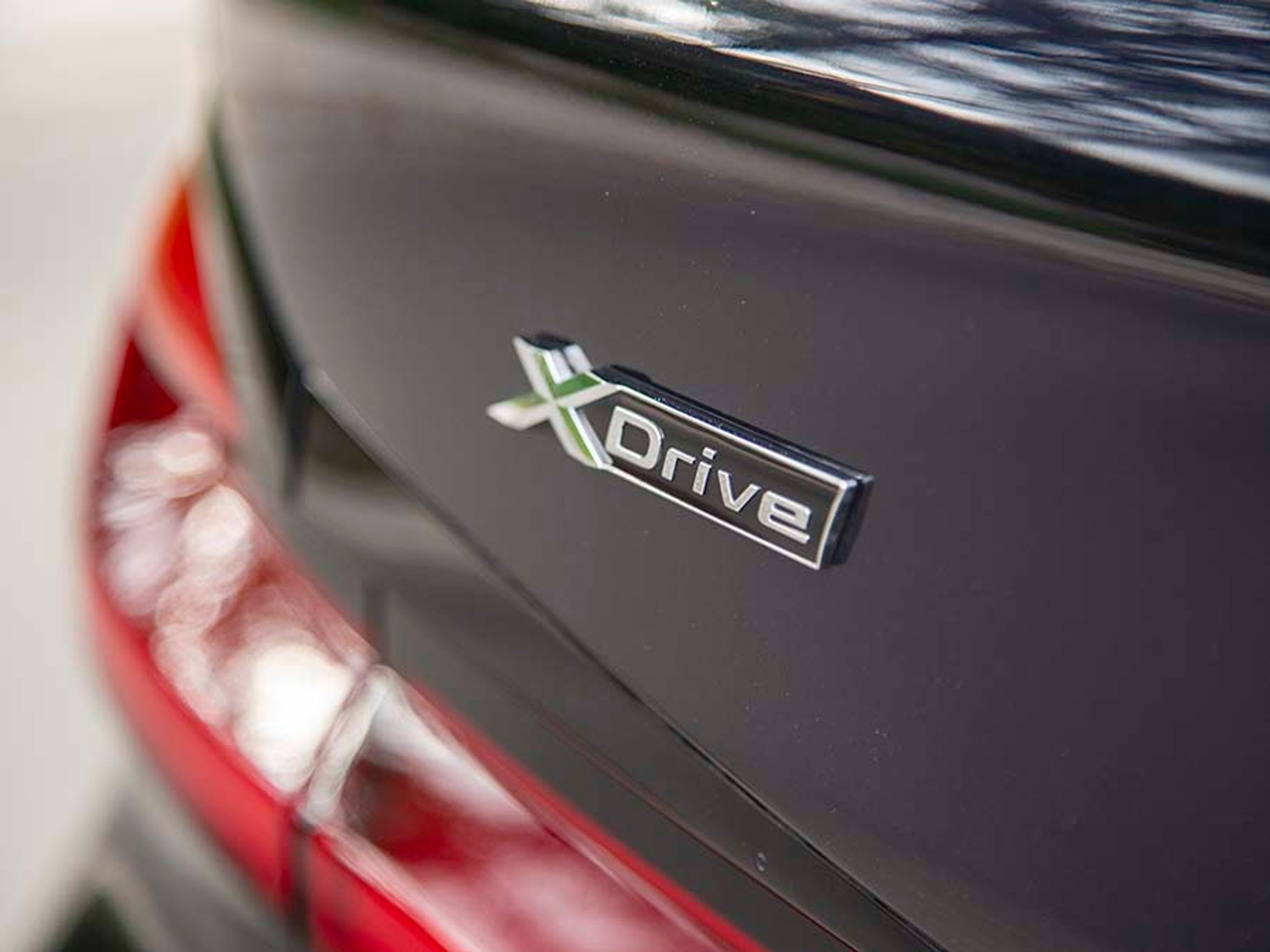 Det lille xDrive-skilt på bagklappen afslører, at BMW 545e har firehjulstræk.