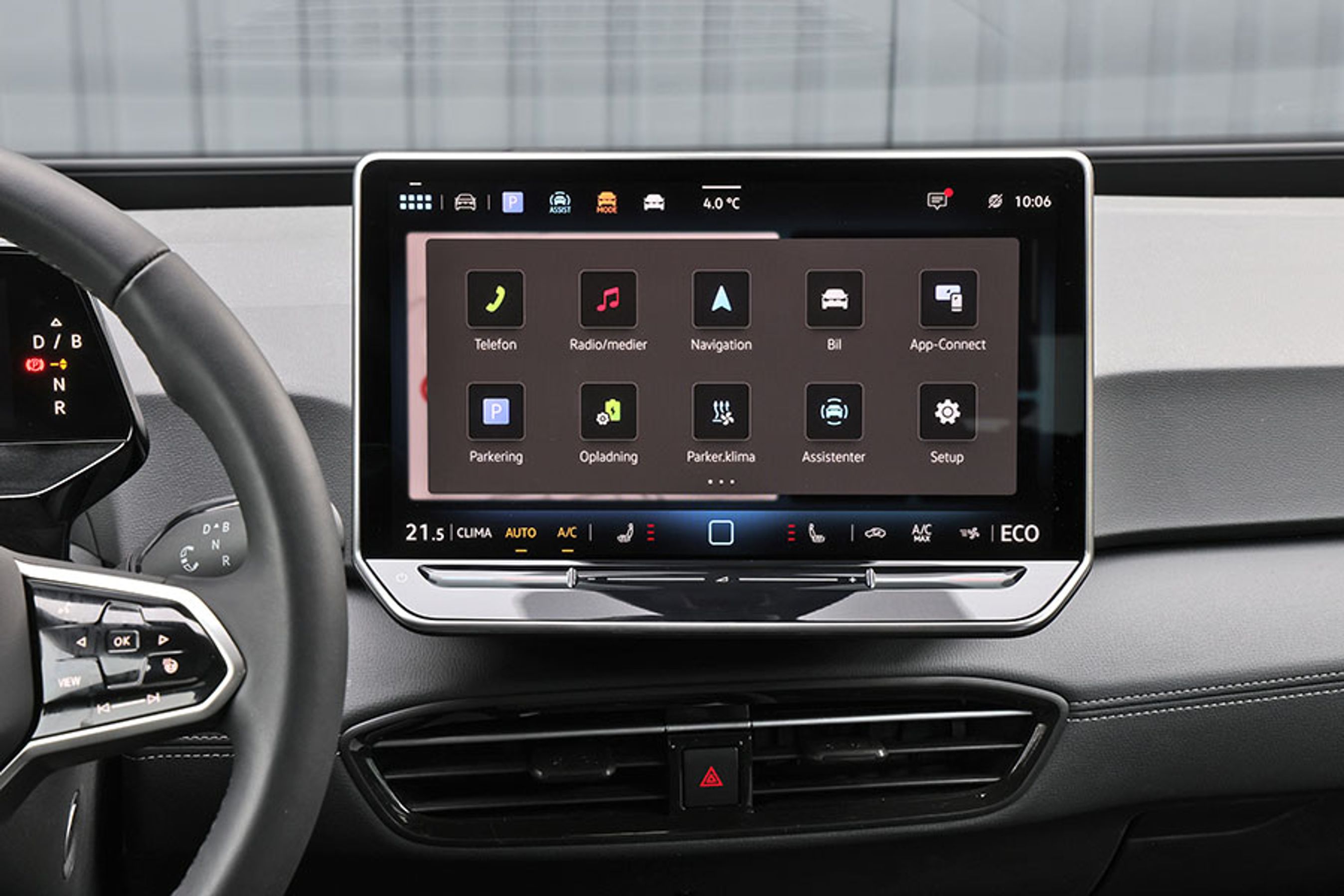 Den nye større trykskærm med hurtigere computerkraft har forbedret betjeningen af ID.3 markant. Opløsningen på bakkameraet er dog skuffende i forhold til konkurrenterne (undtaget Skoda Elroq der har samme kamera).