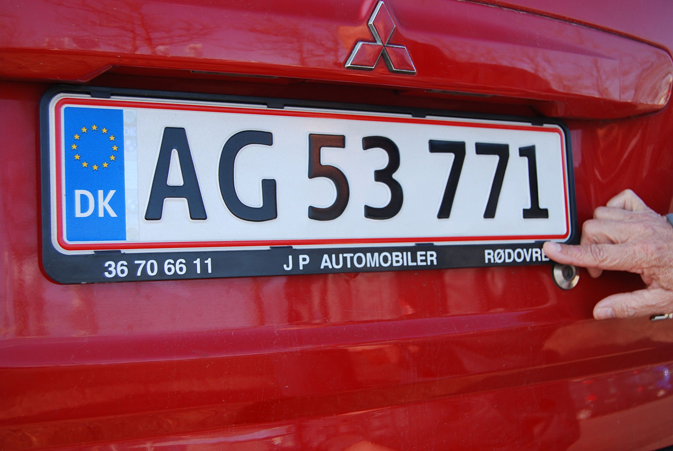 Danmark har i forvejen Europas dyreste nummerplader, så det er urimeligt at regeringen nu vil gøre dem endnu dyrere, lyder det f