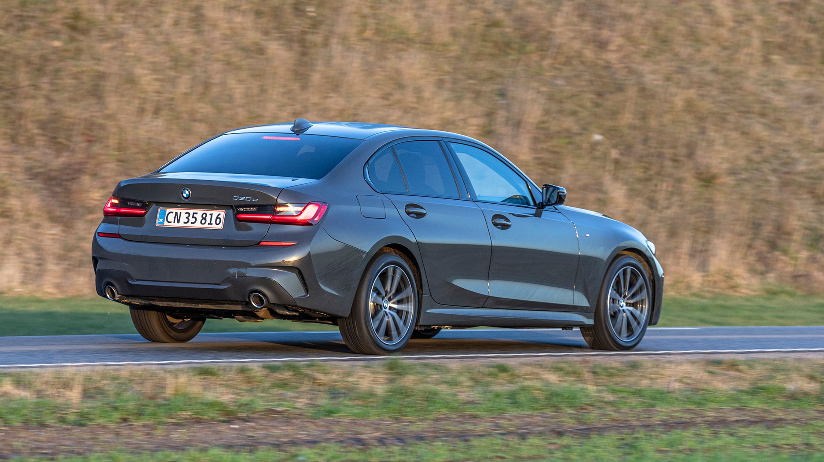 Endnu fås BMW 3-serien kun som denne firedørs sedan, men den store stationcar - Touring - dukker op senere på året.
