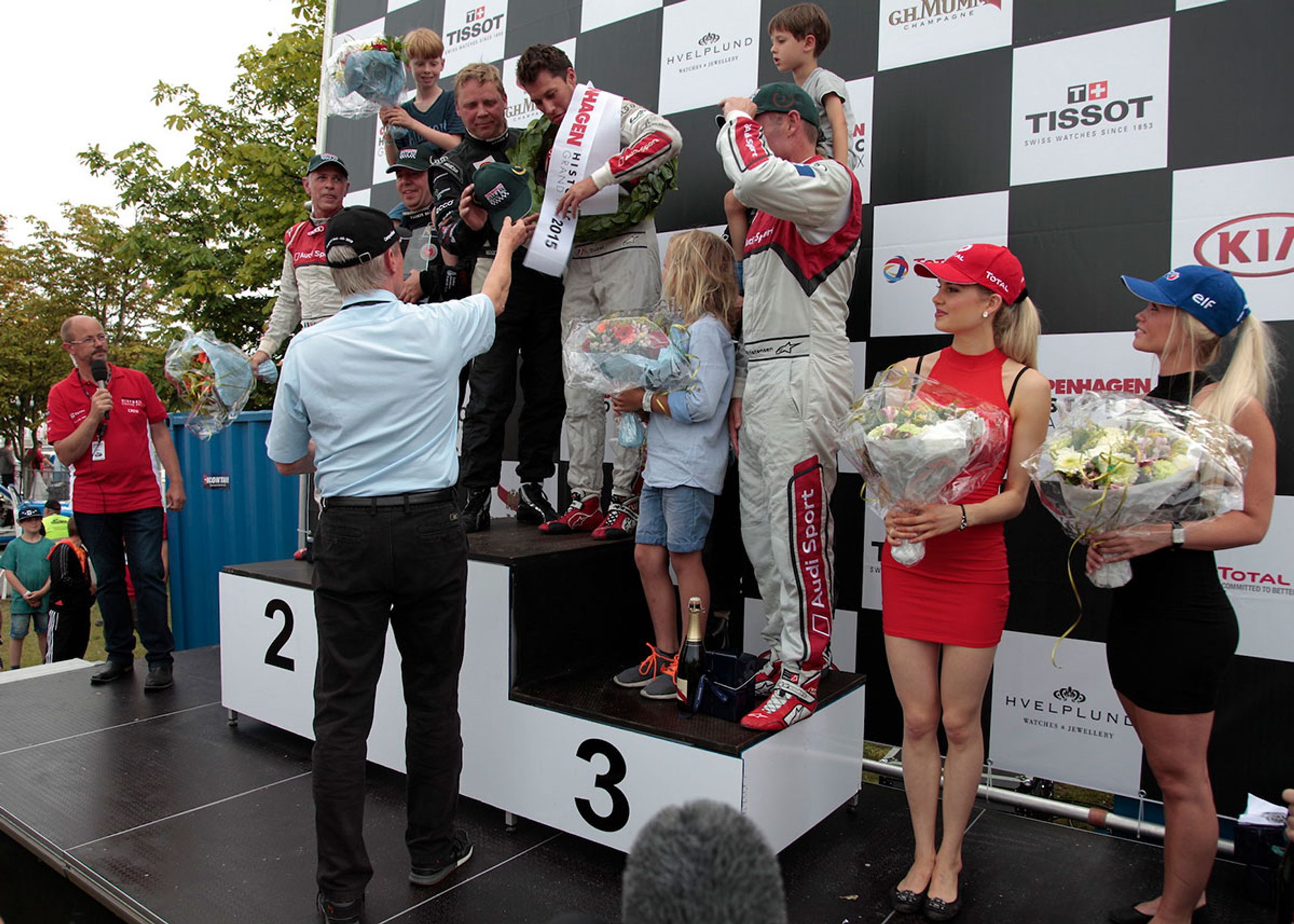 Ofte har Cortina-drengene med HKH Prins Joachim i spidsen stået øverst på podiet i Royal ProAm-klassen, og prinsen stiller igen i år op sammen med Tom Kristensen. Hans teamkammerat Oscar Davidsen Siesbye kører med den tidligere F1-verdensmester Jaques Villeneuve.