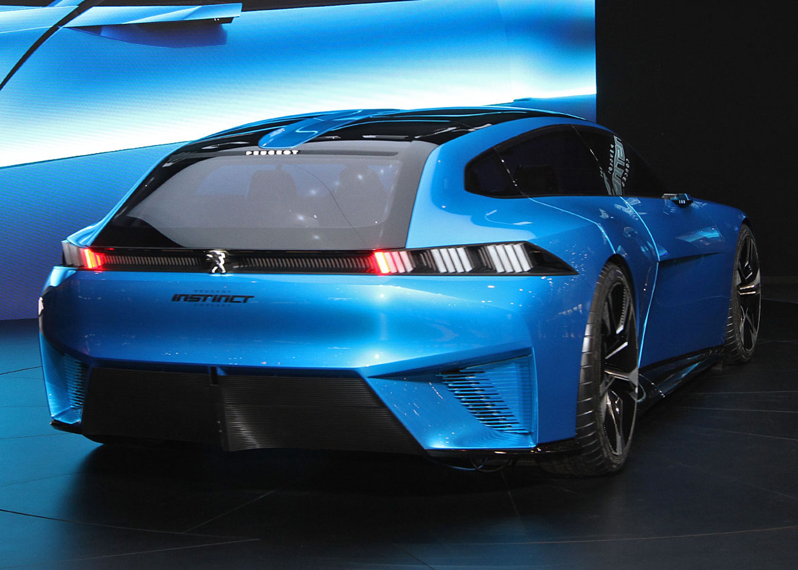 Lygterne fortæller omgivelserne, om bilen køres manuelt (rød) eller automatisk (blå).