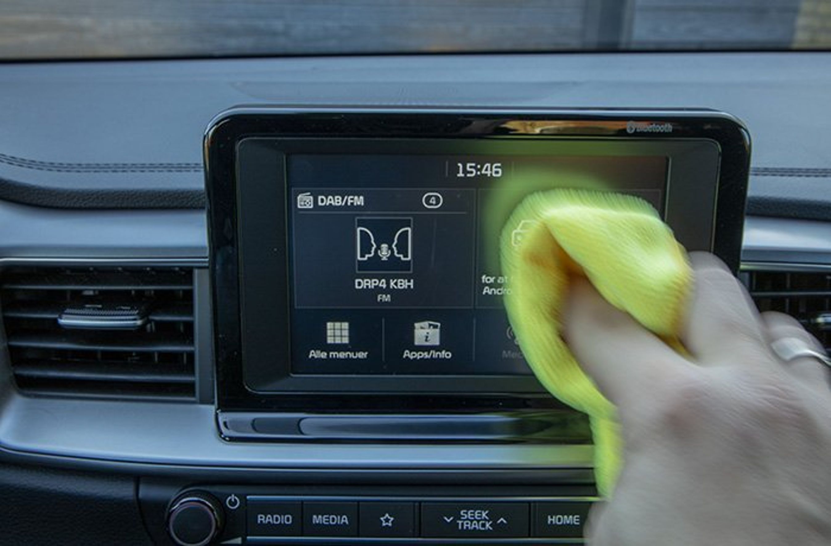 Trykskærme har ikke godt af sprit, så brug i stedet vand med en dråbe opvaskemiddel, hvis du ikke har decideret rensemiddel til skærme. 