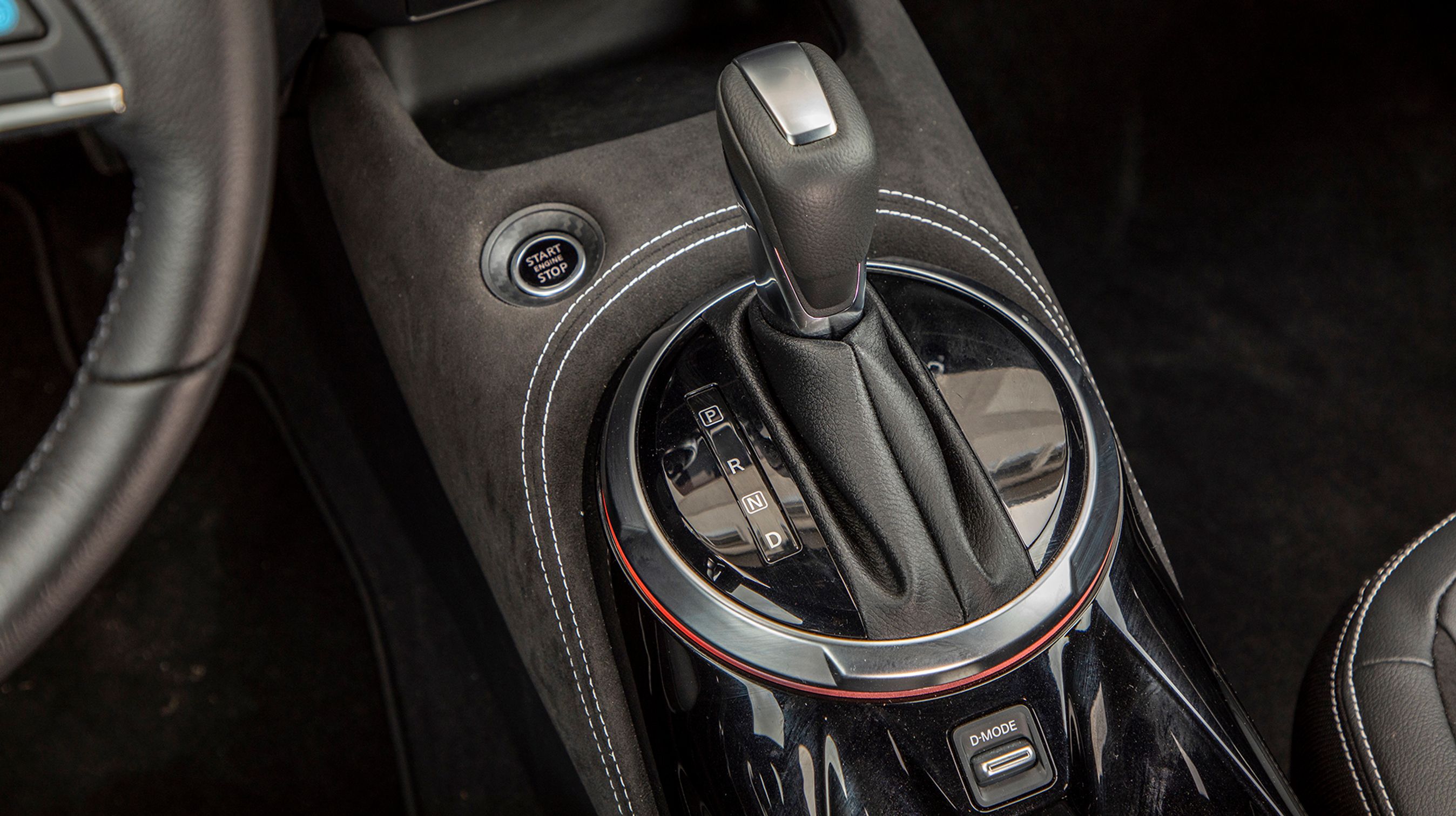 Tilkoblingen i automatgearet kører ikke helt efter bogen. I kabinen er gearvælgeren af den gammeldagstype, som ikke automatisk går i „P“, når du slukker for bilen på start/stop-knappen. 