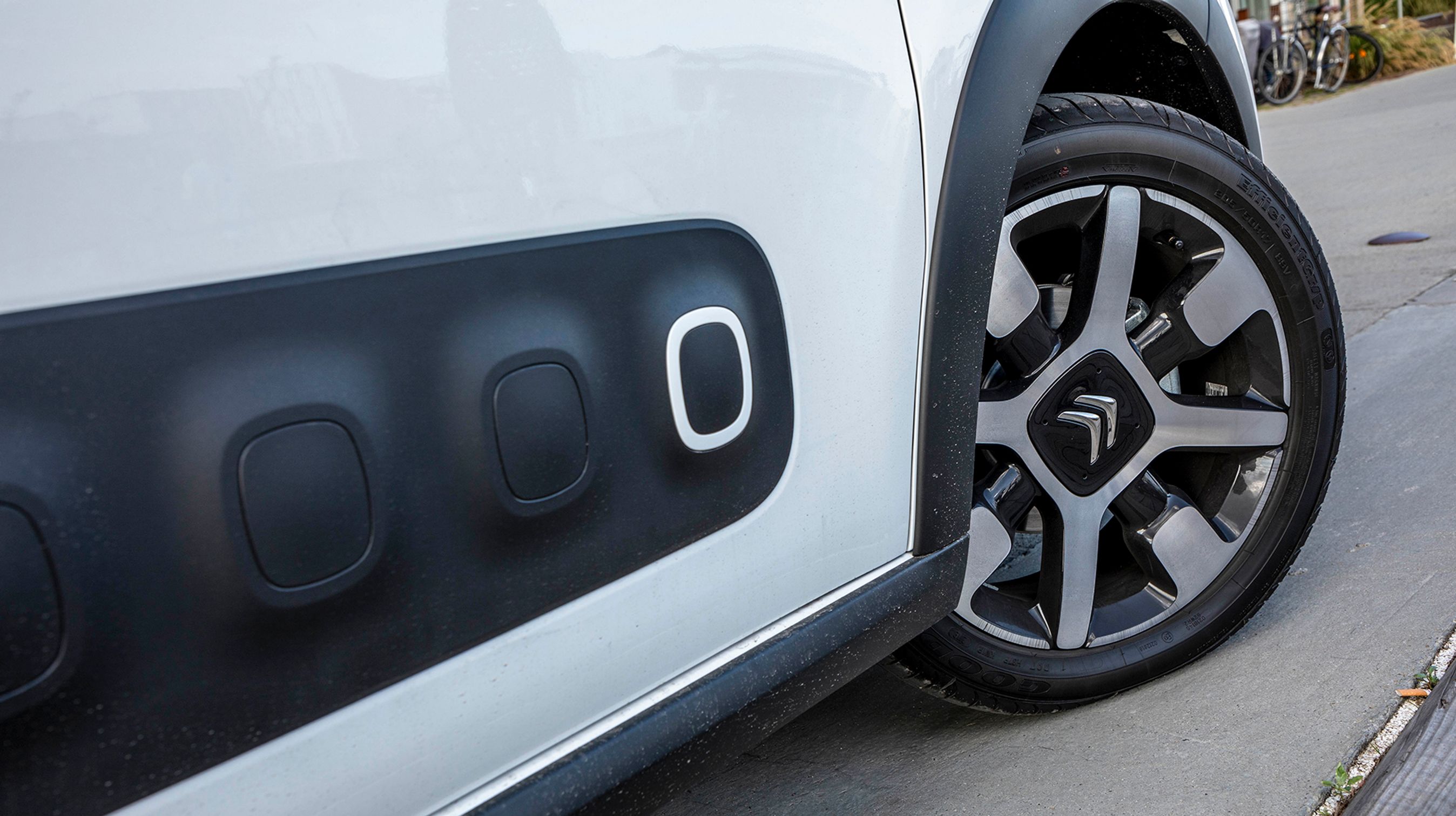 17”-alufælge og airbumps er en del af VTR Sport-udstyret. Airbumps kan fravælges, hvis du ikke vil have plastlommer på siden.  