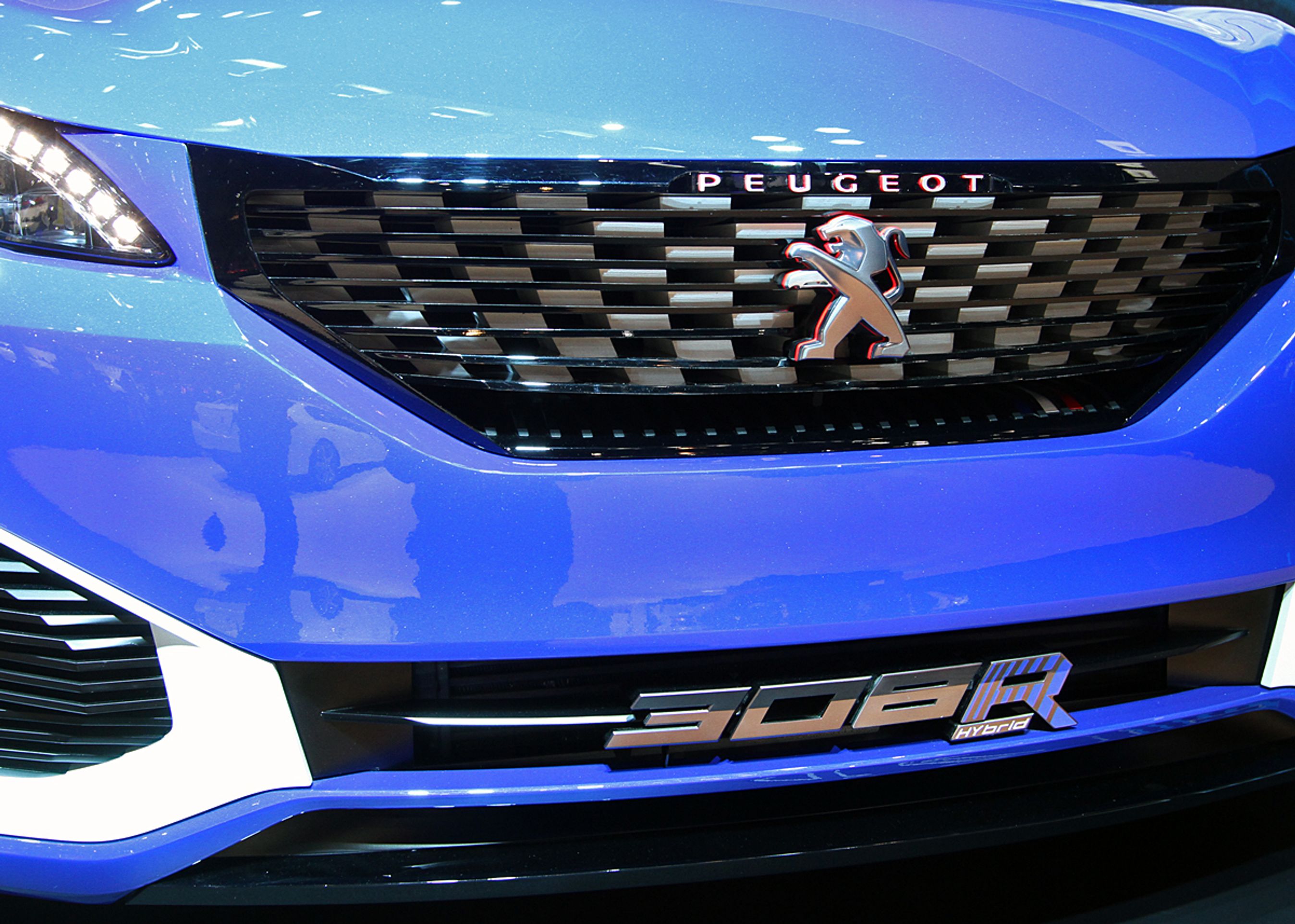 Kølergrillen er udformet i et ternet 3D-mønster og med et prominent 308R-logo nederst.