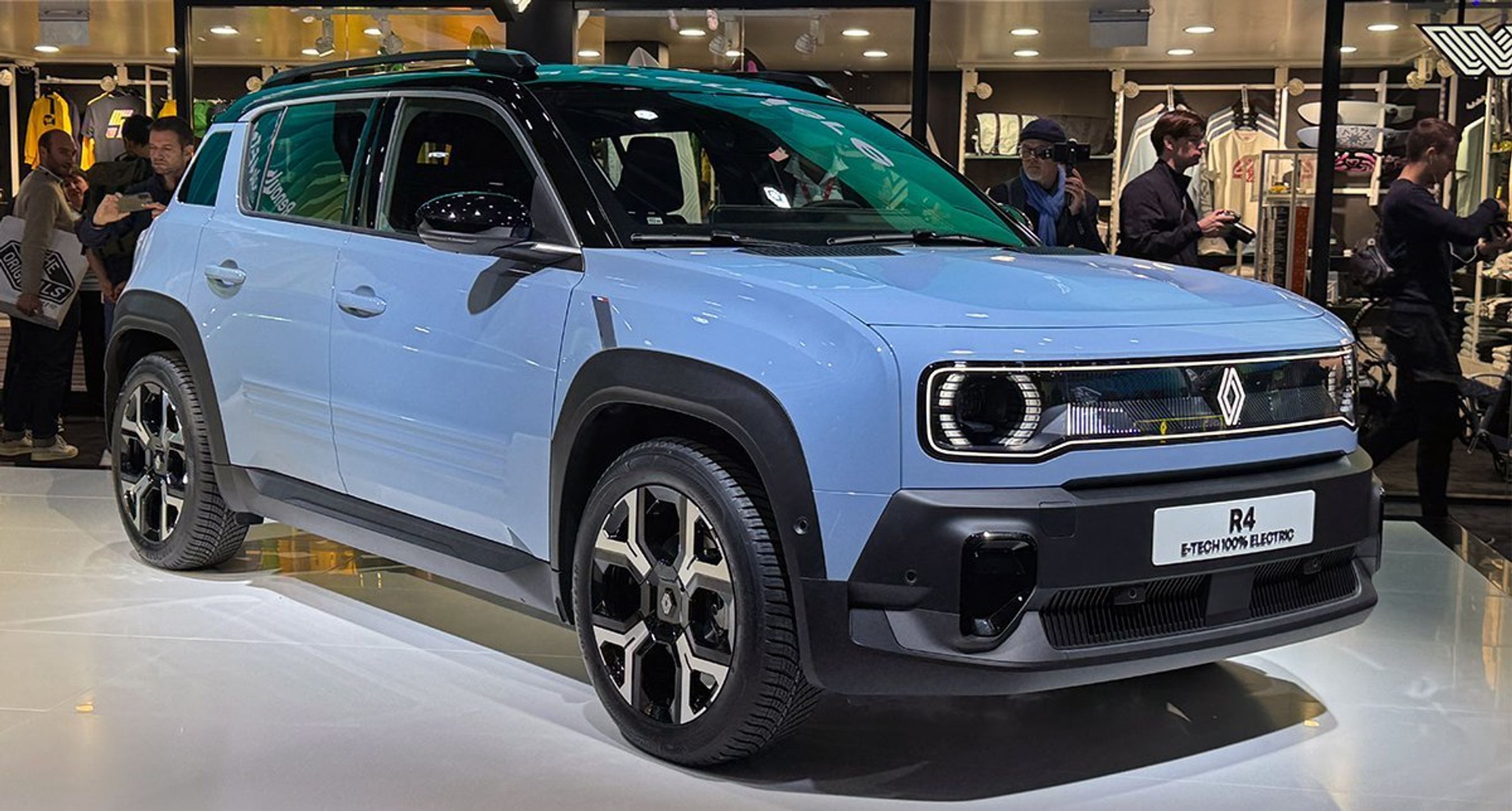 Lyseblå Renault 4 forfra.