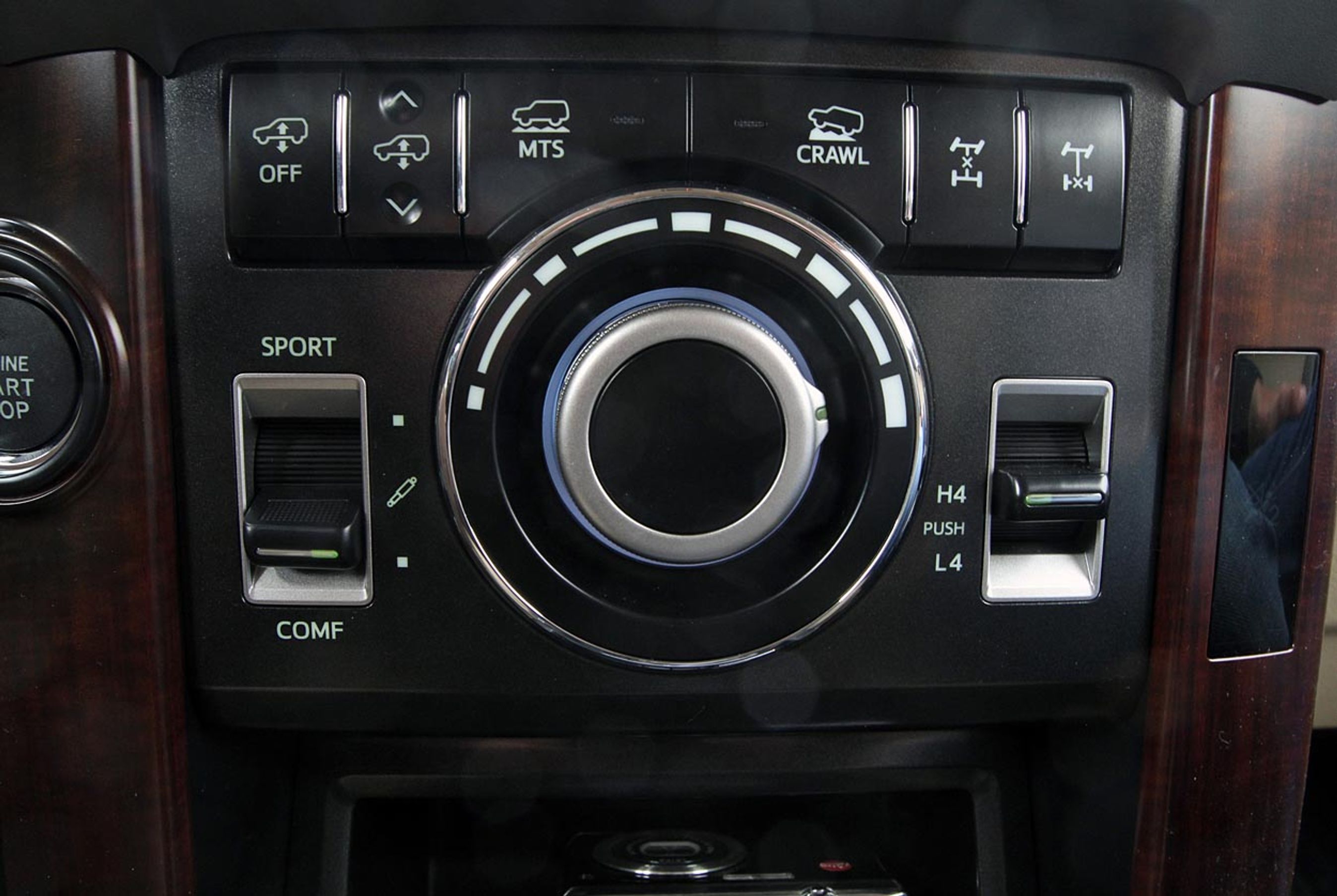 Knapperne til offroad-kørsel er noget nørdede, men her i topudgaven er der stort set alle hjælpemidler. Den store drejeknap bruges ikke til meget, primært til at justere kravlefarten ved krævende terrænkørsel. 