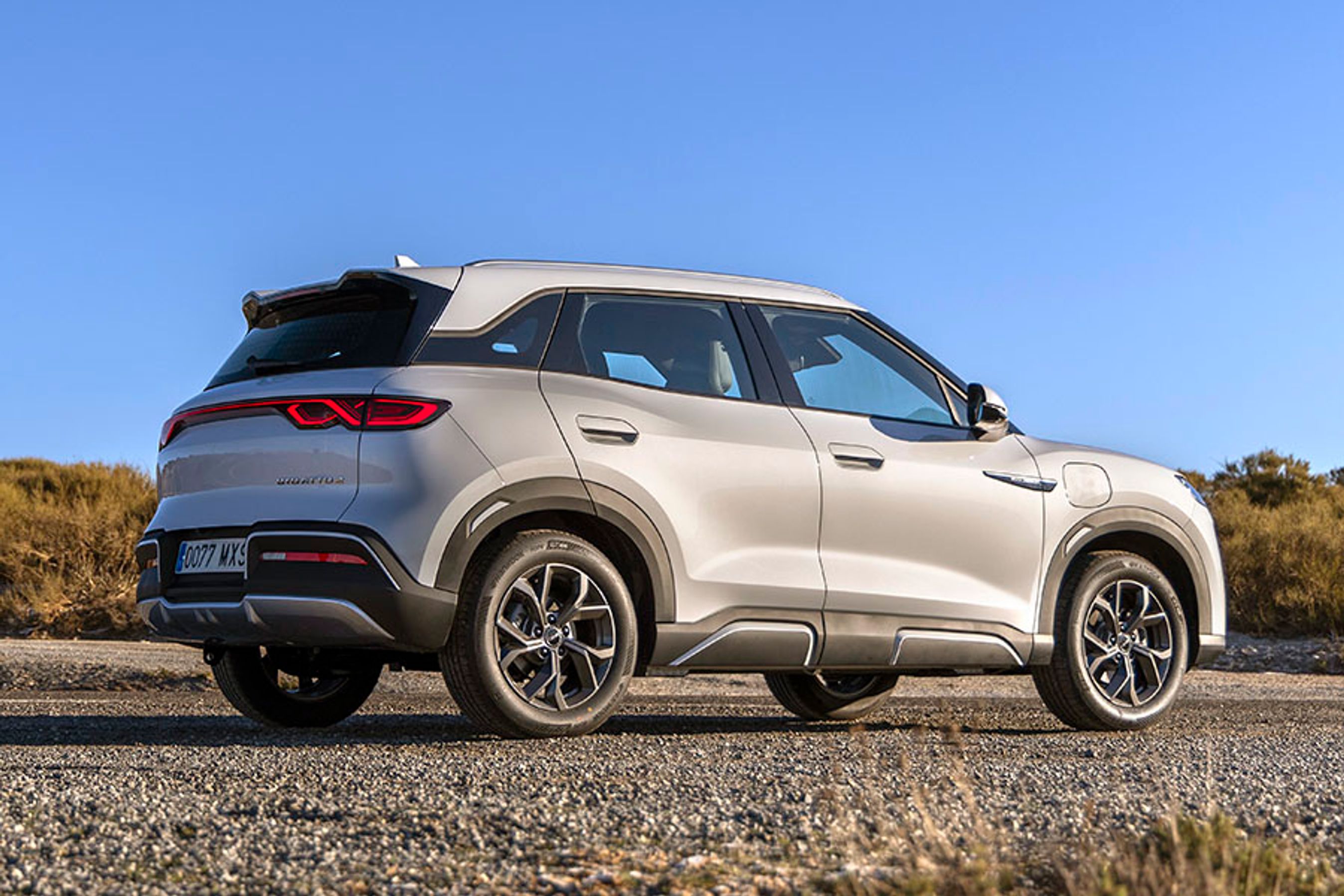 En gedigen tagræling er standard, i hvert fald på Boost-udgaven. Atto 2 har også vinduesvisker bag, omend den er lille.