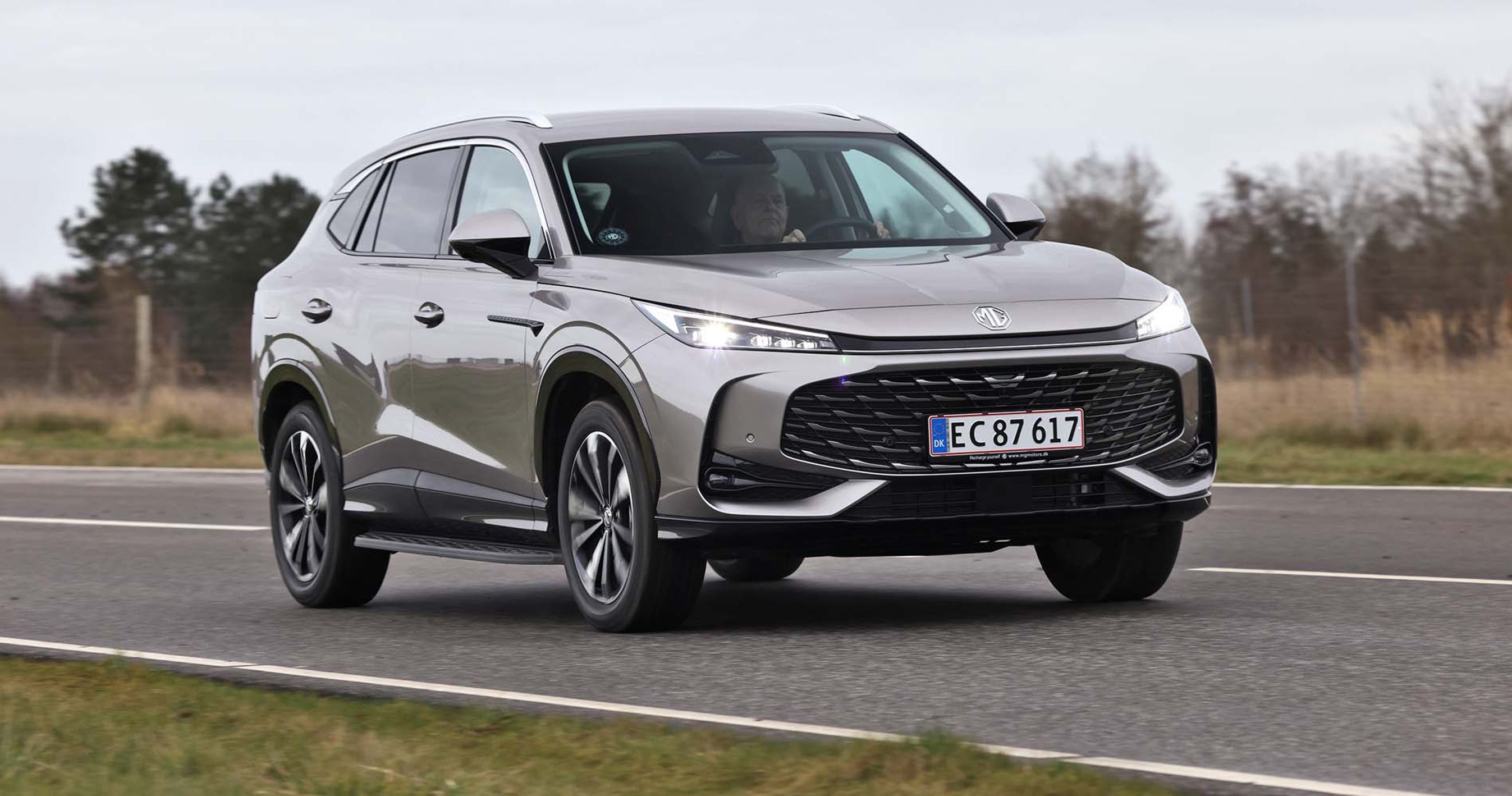 MG HS set forfra, mens den kører på en landevej