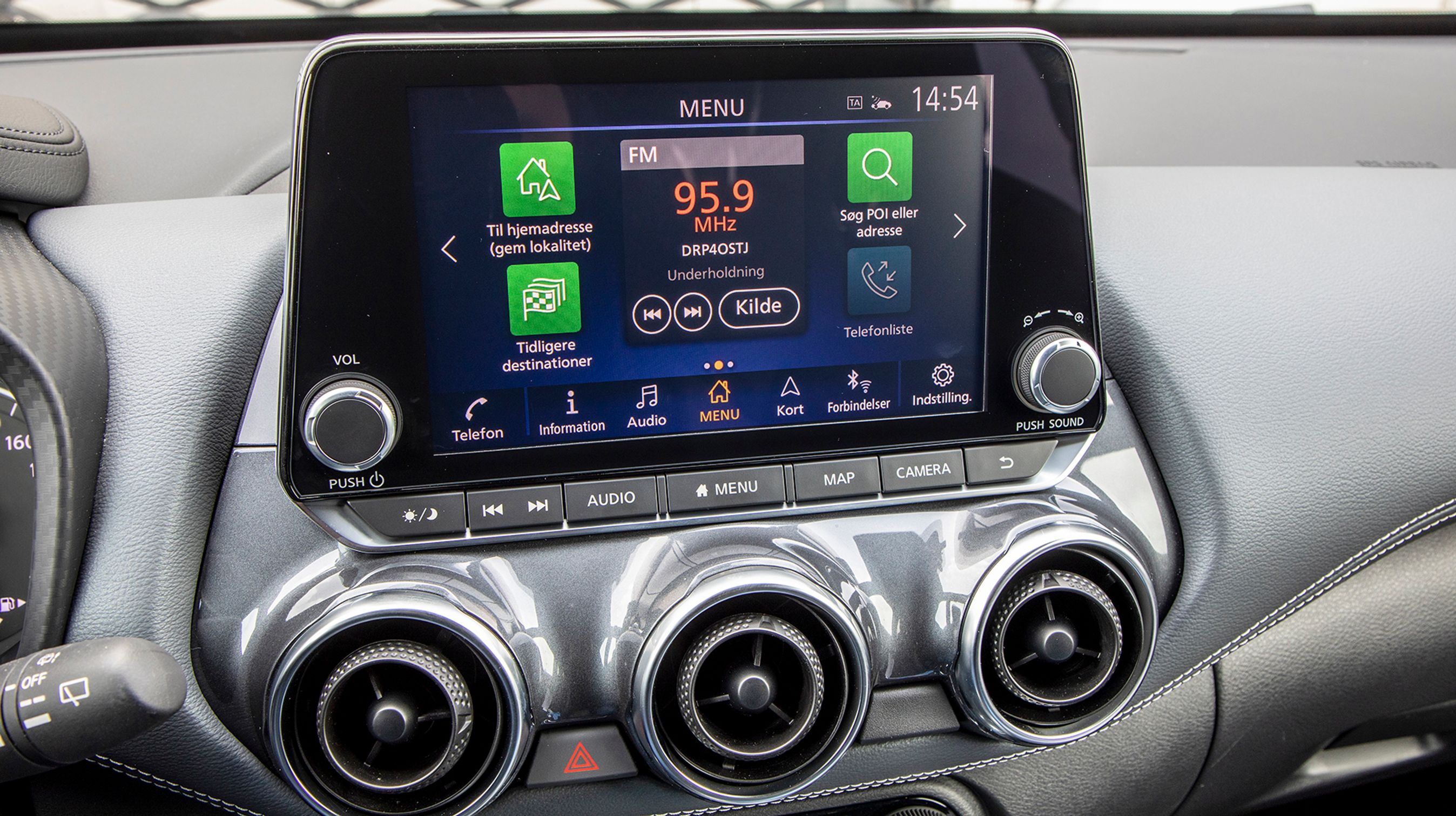 Skærmens indbyggede navigation er ekstraudstyr, men er her indeholdt i prisen.