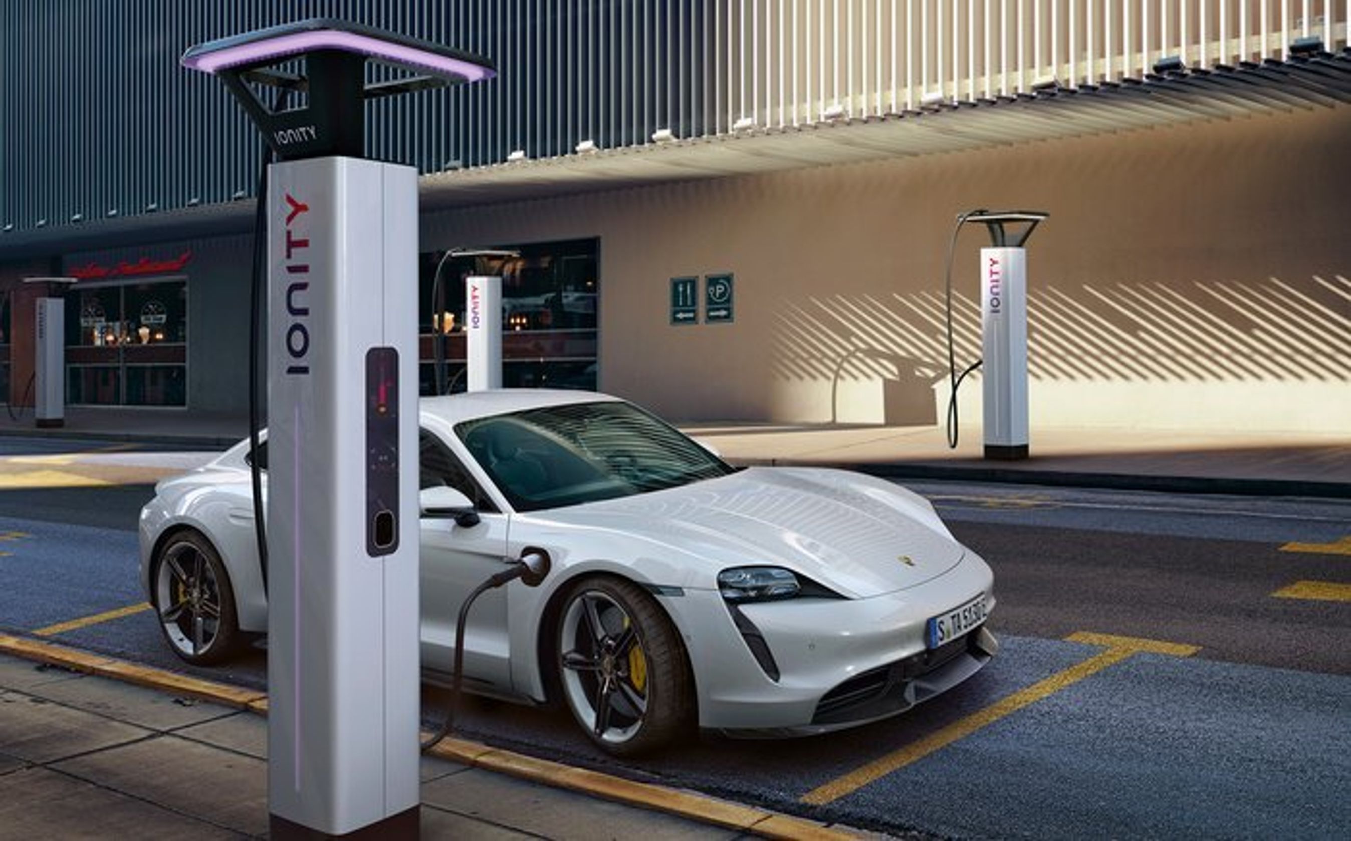 Taycan sætter rekord i ladehastighed.