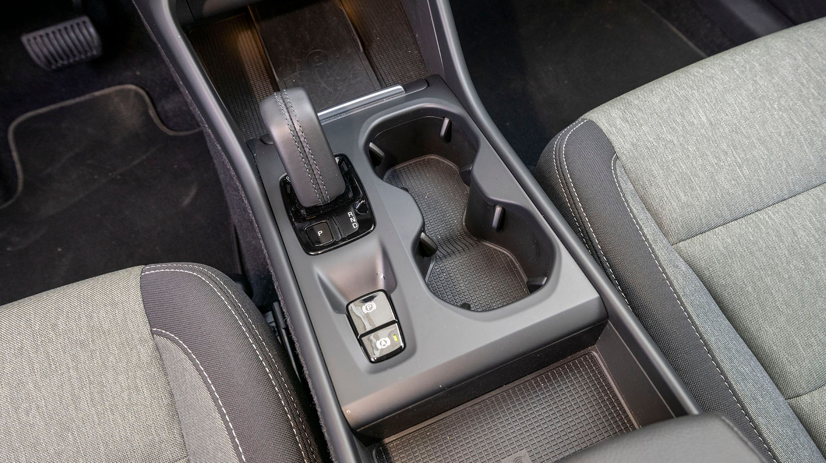 Gearstangen er lækkert udformet og er af den elektroniske type, der selv springer i P, når motoren standses. Der er fine fralægningspladser overalt i bilen, og i denne udgave var der monteret trådløs opladning til mobilen.