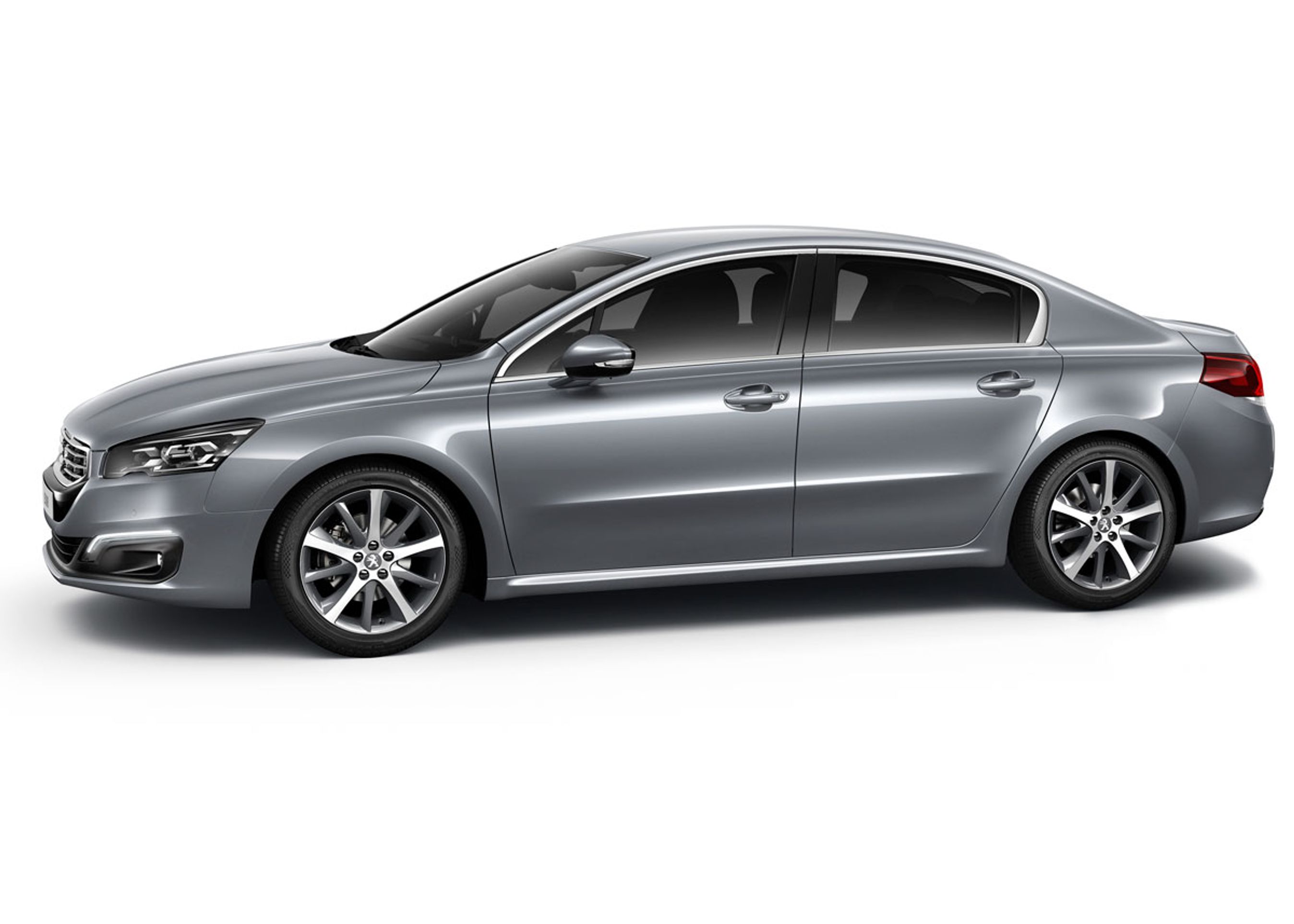 Den nye udgave af Peugeot 508 kommer til Danmark til september og skal stå klar når nye udgaver af VW Passat og Ford Mondeo dukker op sidst på året.