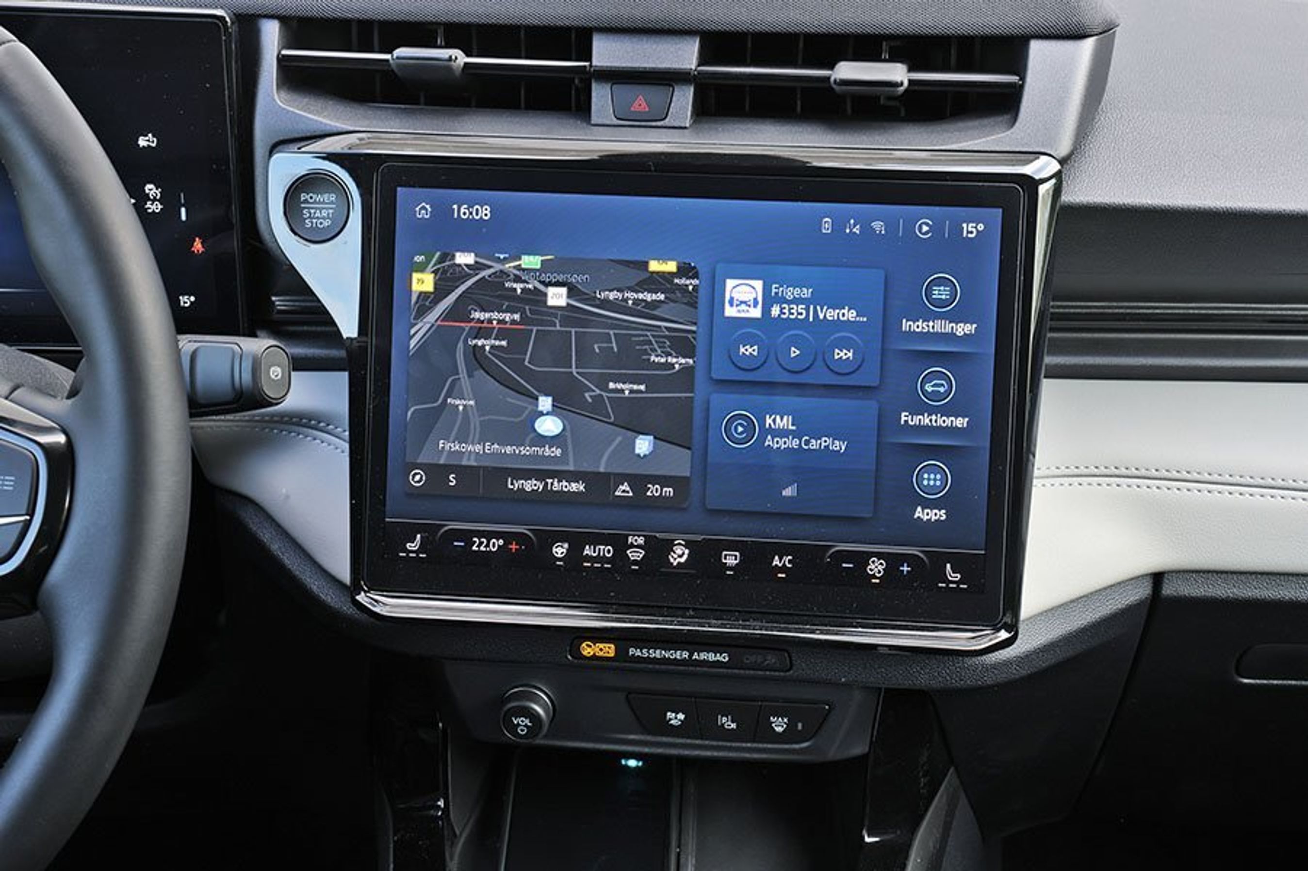 Stor skærm i kabinen på Ford Puma