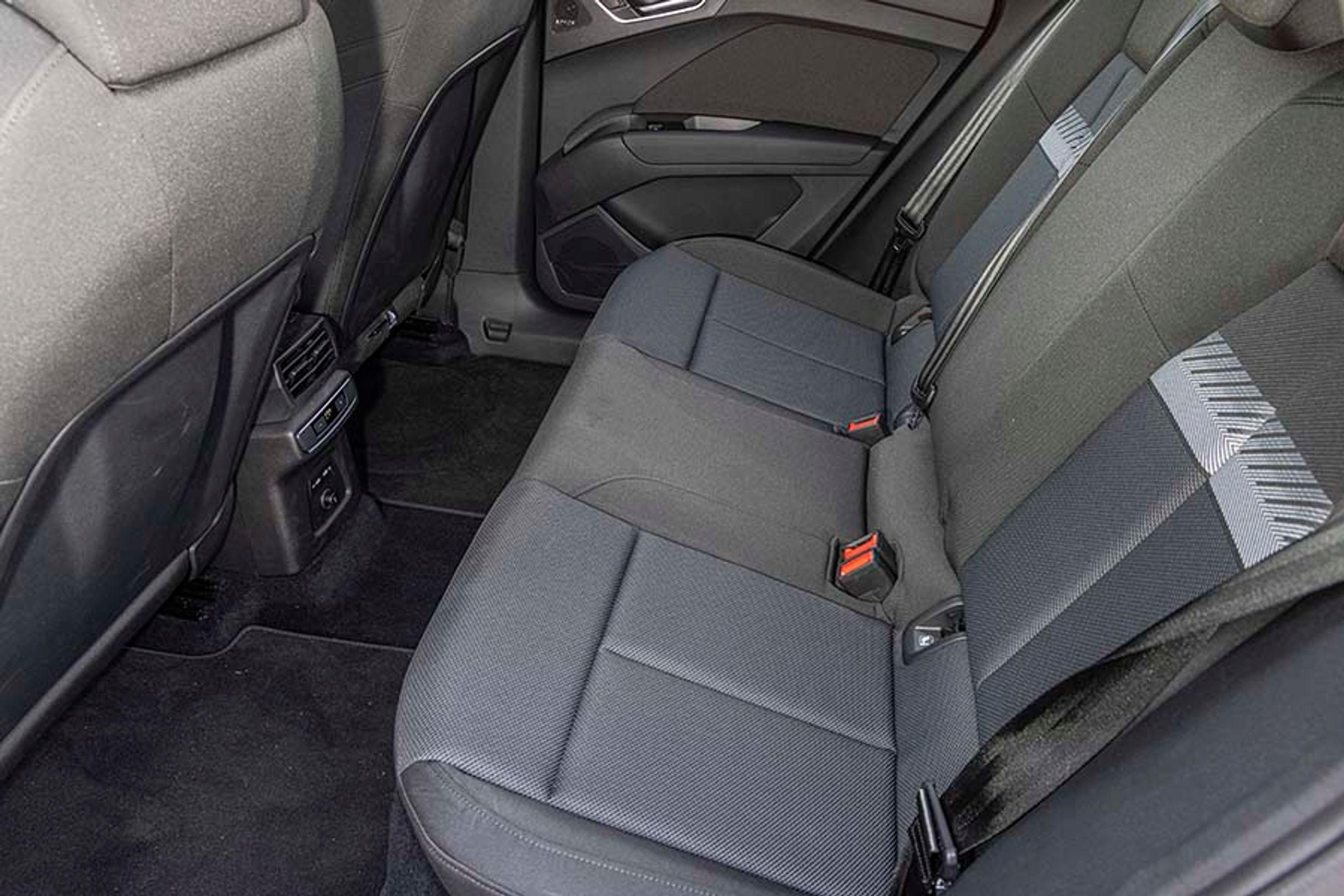 Der er fin plads ved bagsædet, og da gulvet er plant, er det let at udnytte midterpladsen. Der er fine friskluftdyser med separat temperaturstyring mellem forsæderne, og i denne udgave er der også USB-C stik og 12-volt-udtag.