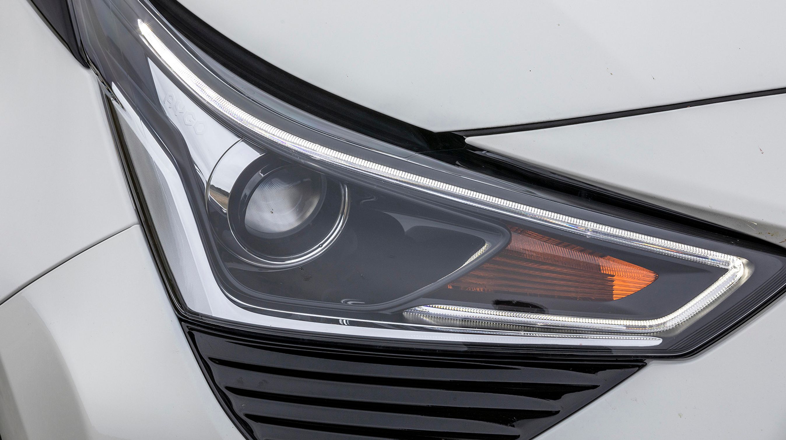 Forlygterne har indbygget LED-kørelys, og er en nem måde at genkende en af de nye serier af Aygo.