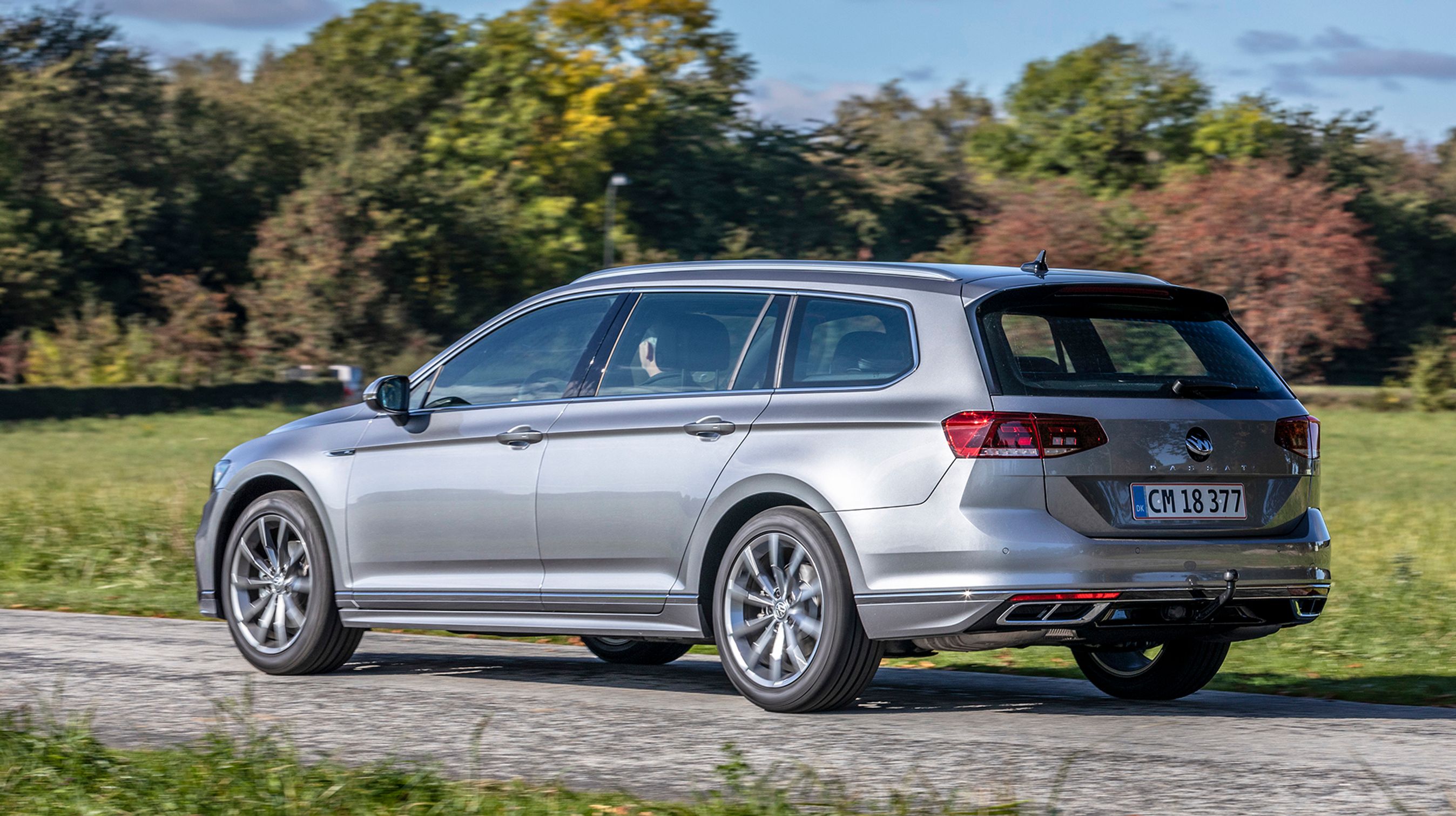 Bagfra kendes den nye udgave af Passat på navneantrækket, hvor „PASSAT“ nu løber hen over hele bagklappens bredde.