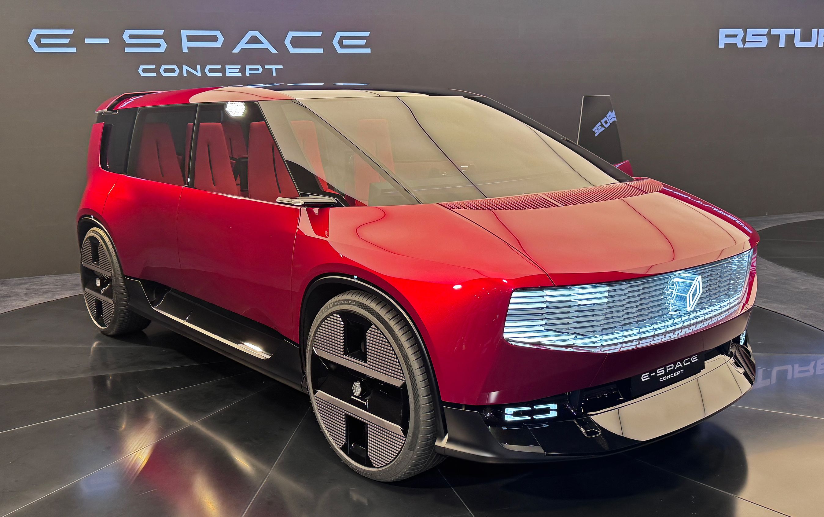 Rød Renault E-Space skråt forfra.