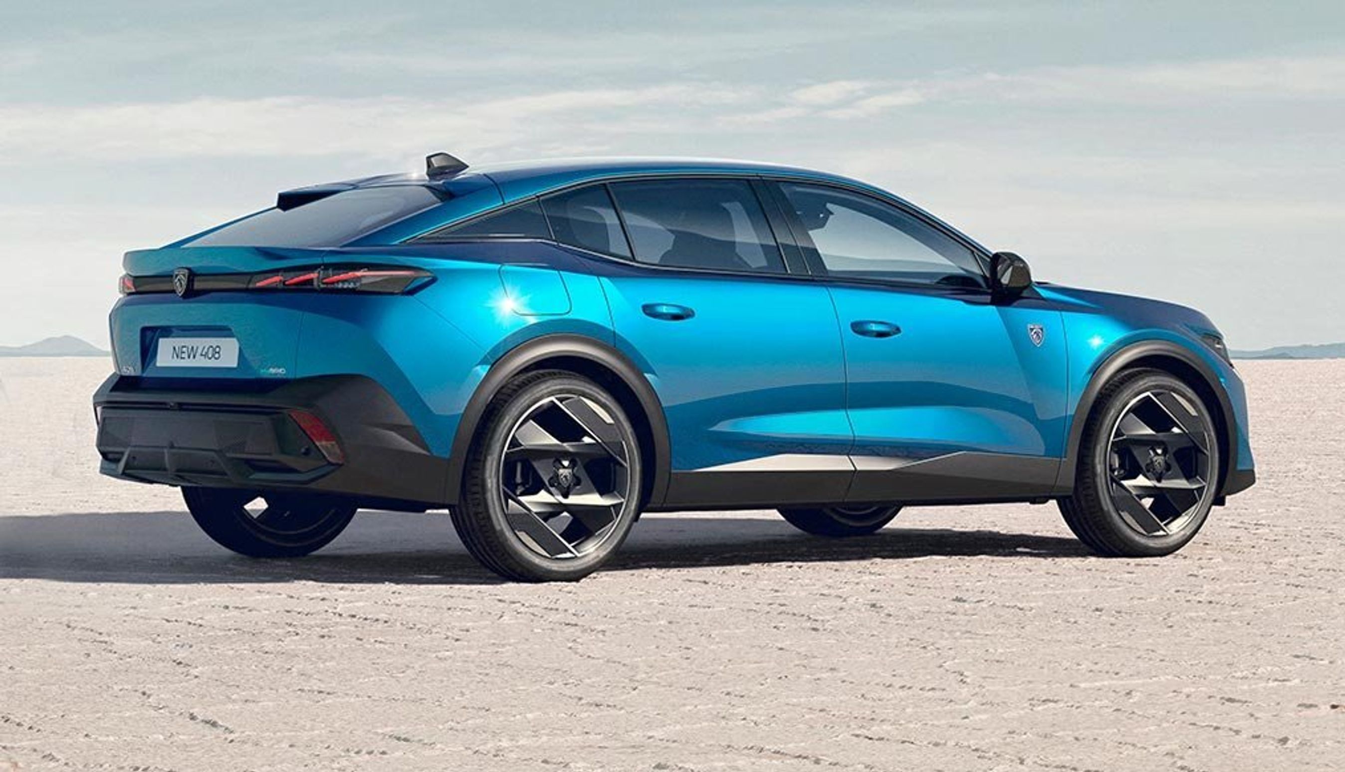 Peugeot 408 har et markant bagparti, hvor taglinjen fortsætter direkte over i bagruden. Samtidig har bilen lånt SUV-elementer med de sorte skærmkanten og en anelse øget frihøjde.