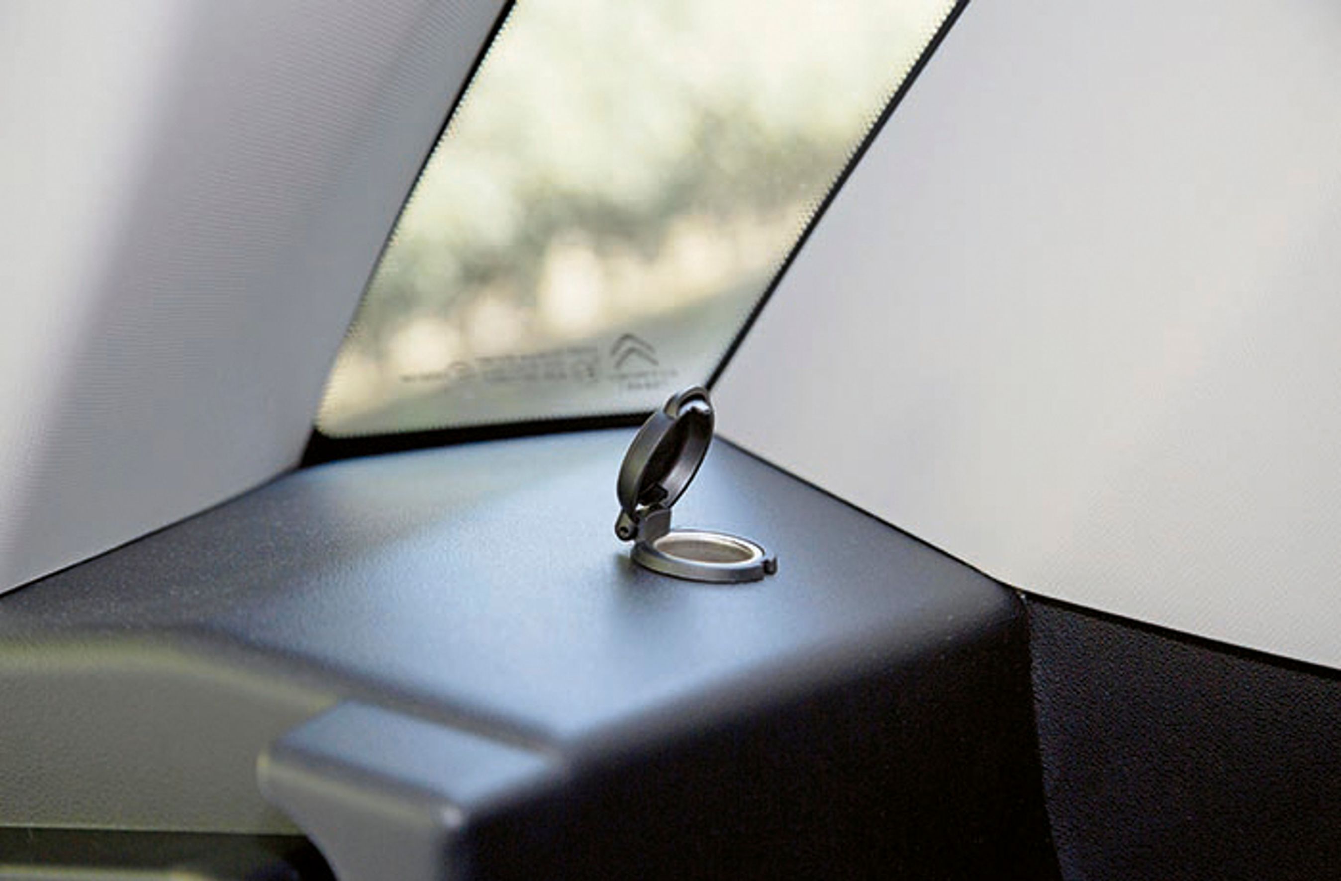 Der er 12-voltsudtag i bagagerummet, og stikket er fint placeret i toppen, så man også kan komme til det, når bagagerummet er fyldt op.