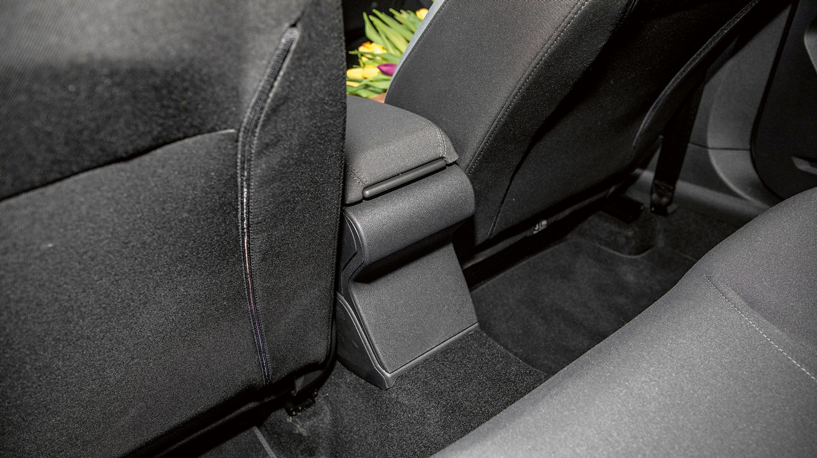 Den store kardantunnel stjæler unødig plads ved bagsædet, hvor vi savner både friskluftdyser og strømudtag.