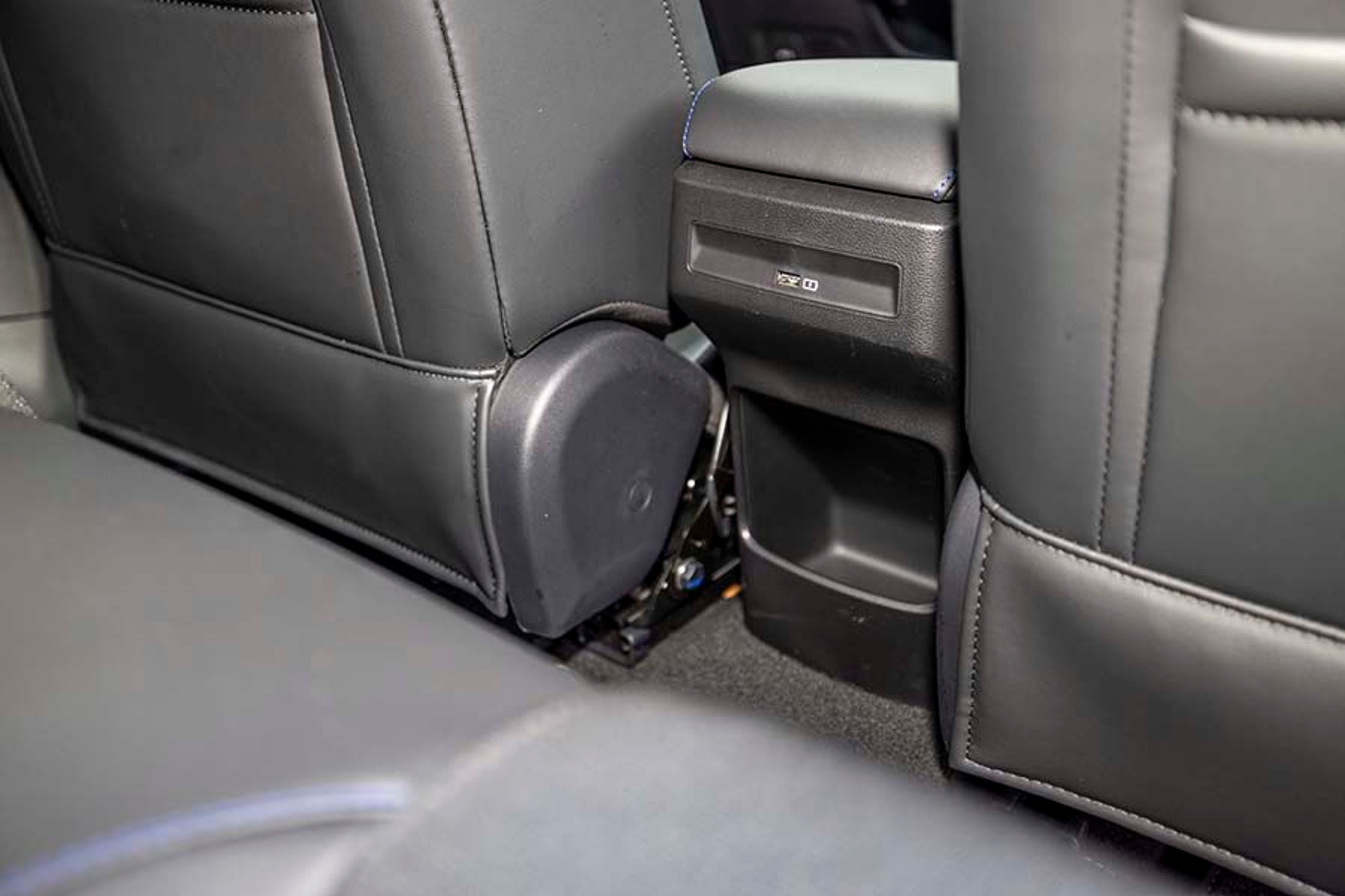 Der er et enkelt USB-stik af den gamle type ved bagsædet. Så bagsædepassagererne må skiftes til at lade mobilen op.