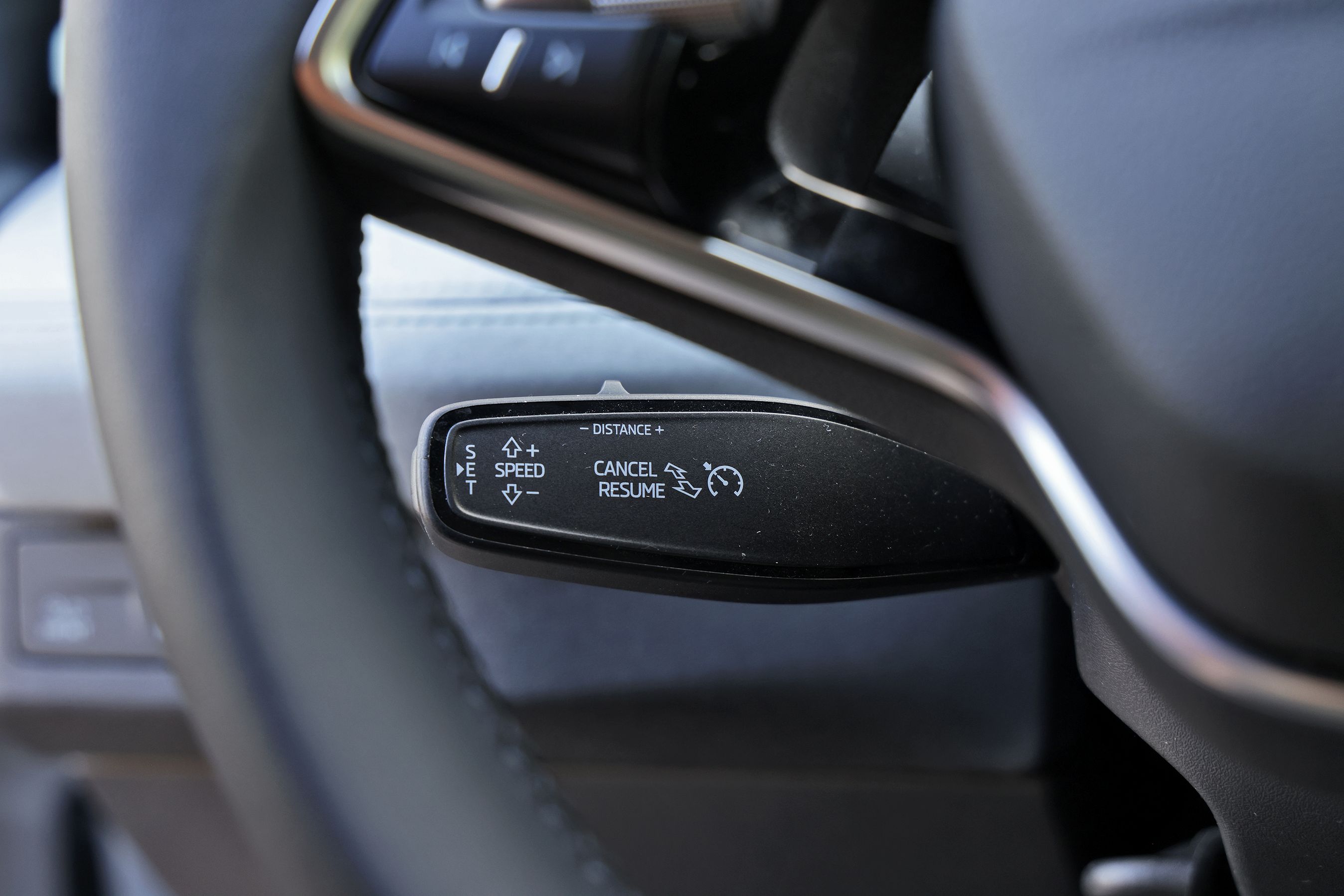 Fartpiloten betjenes på dette håndtag i Skoda Epiq 55 Selection Launch Edition fra 2026.