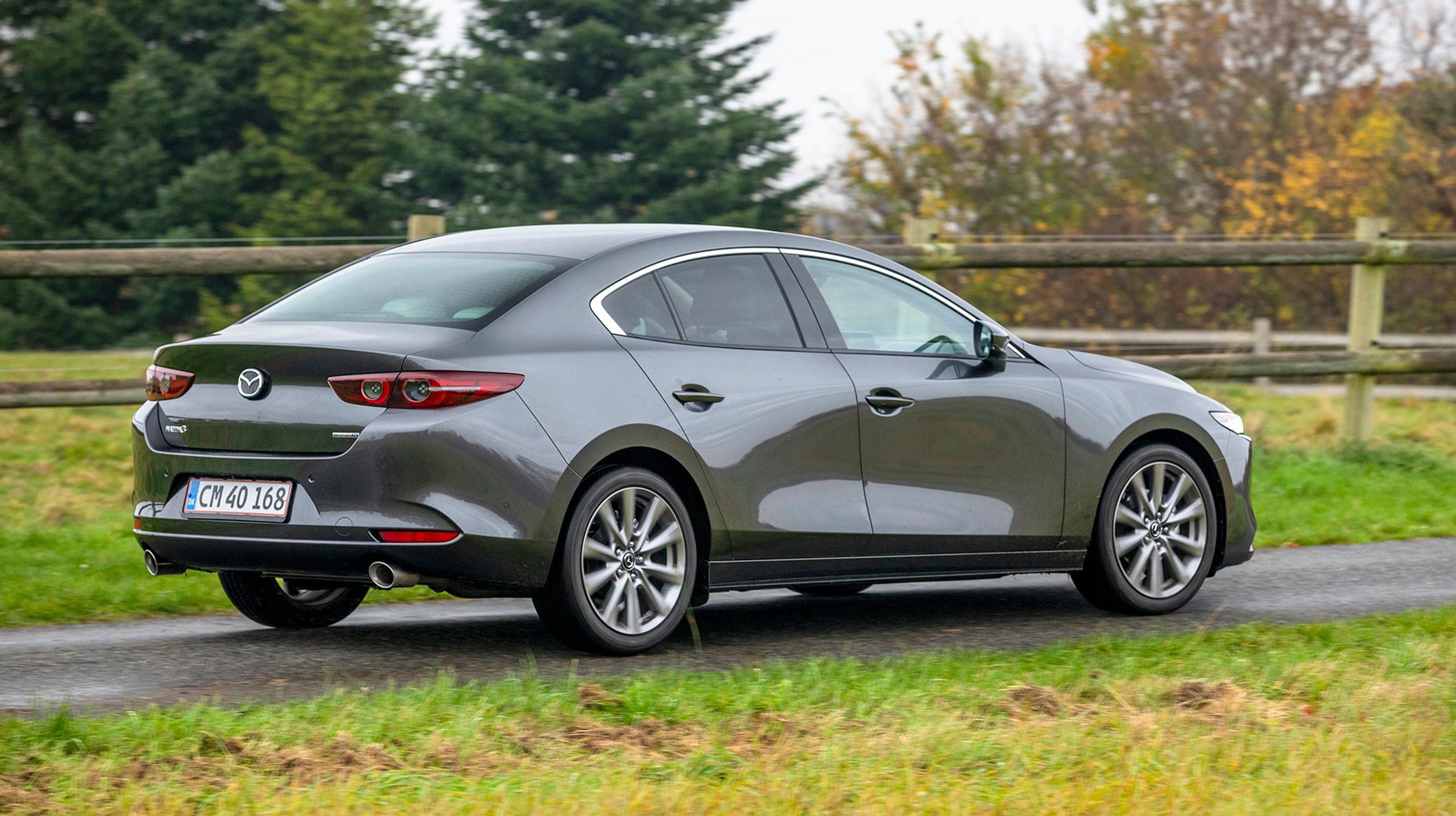 En firedørs sedan er noget usædvanlig i denne klasse, men Mazda har haft succes med konceptet i flere år.