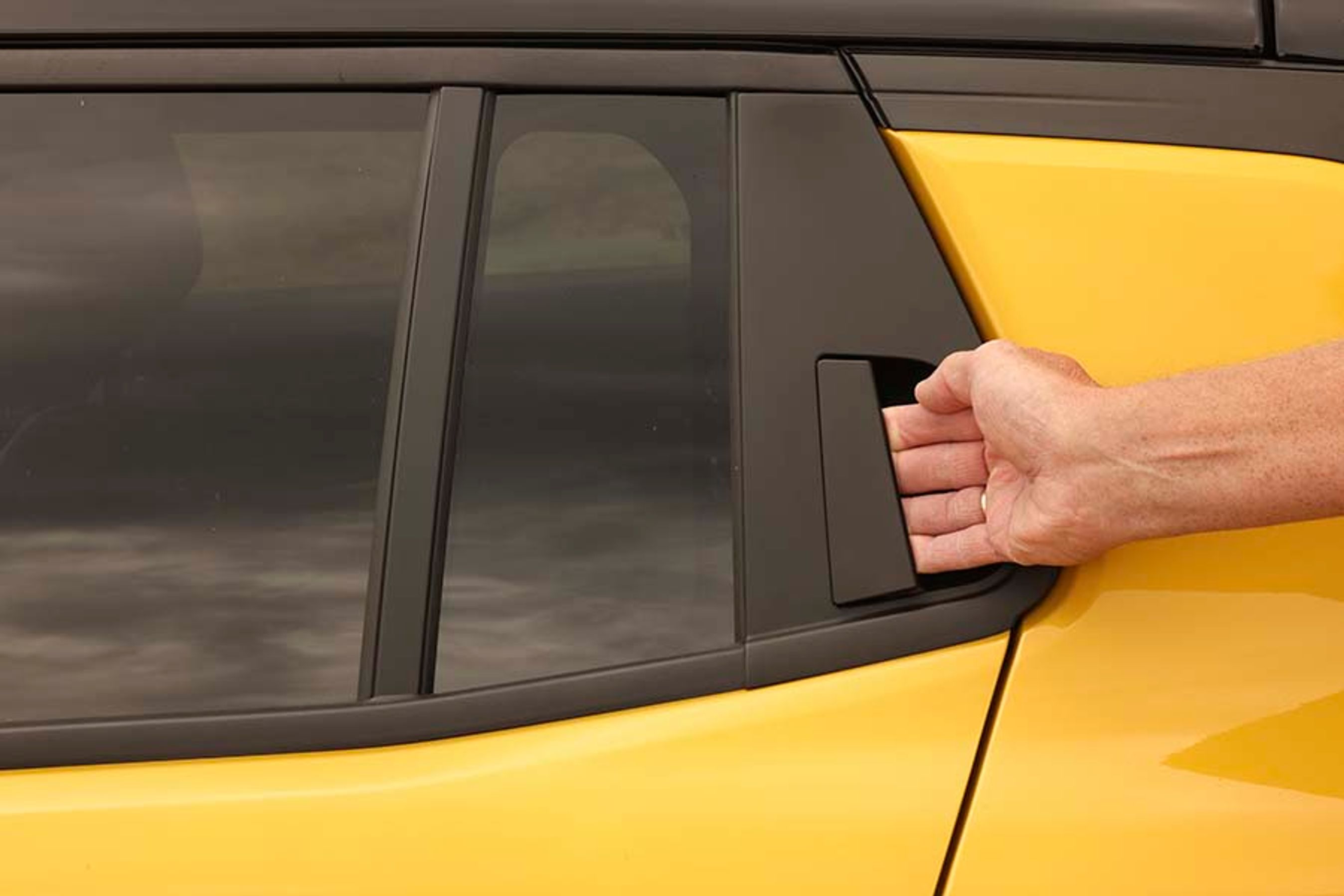 Bagdørene åbnes med greb bag sideruden. Det ser elegant ud med de skjulte håndtag, men det er måske ikke den bedste placering, hvis mindre børn skal kunne åbne dørene udefra.