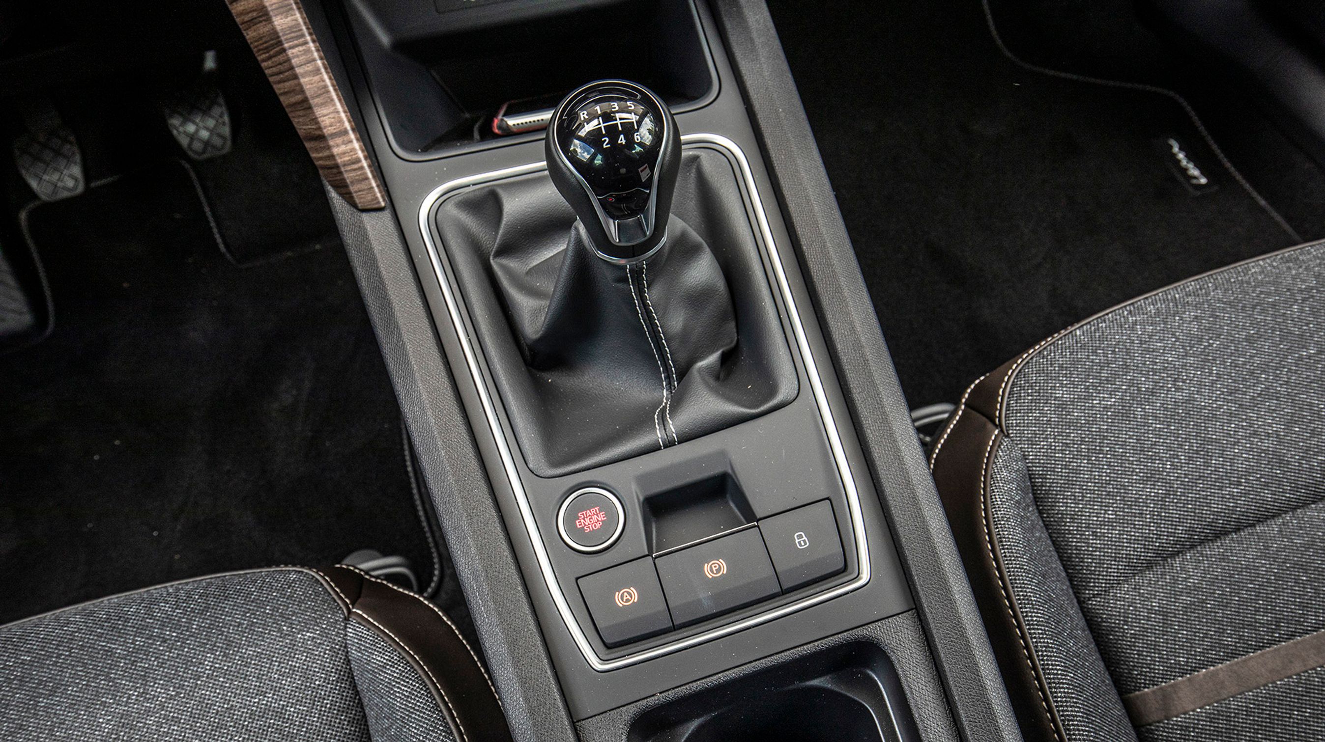 Vi har testet Leon 1.5 TSi med manuelt gear, og det fungerer for så vidt glimrende, men vi vil alligevel anbefale, at man betaler 15.000 kr. ekstra for et automatgear, der løfter køreoplevelsen yderligere.