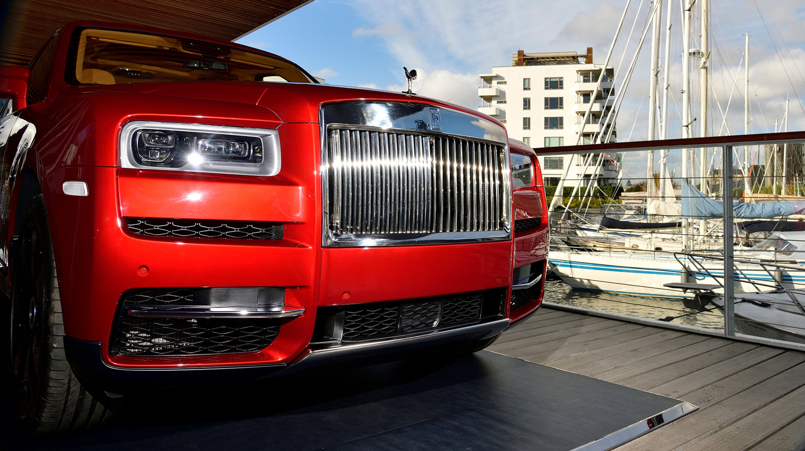 Forlygterne er af laser-typen. Det er en teknik som Rolls-Royce – i lighed med mange andre punkter ved bilen – har adopteret fra sin moderfabrik BMW.