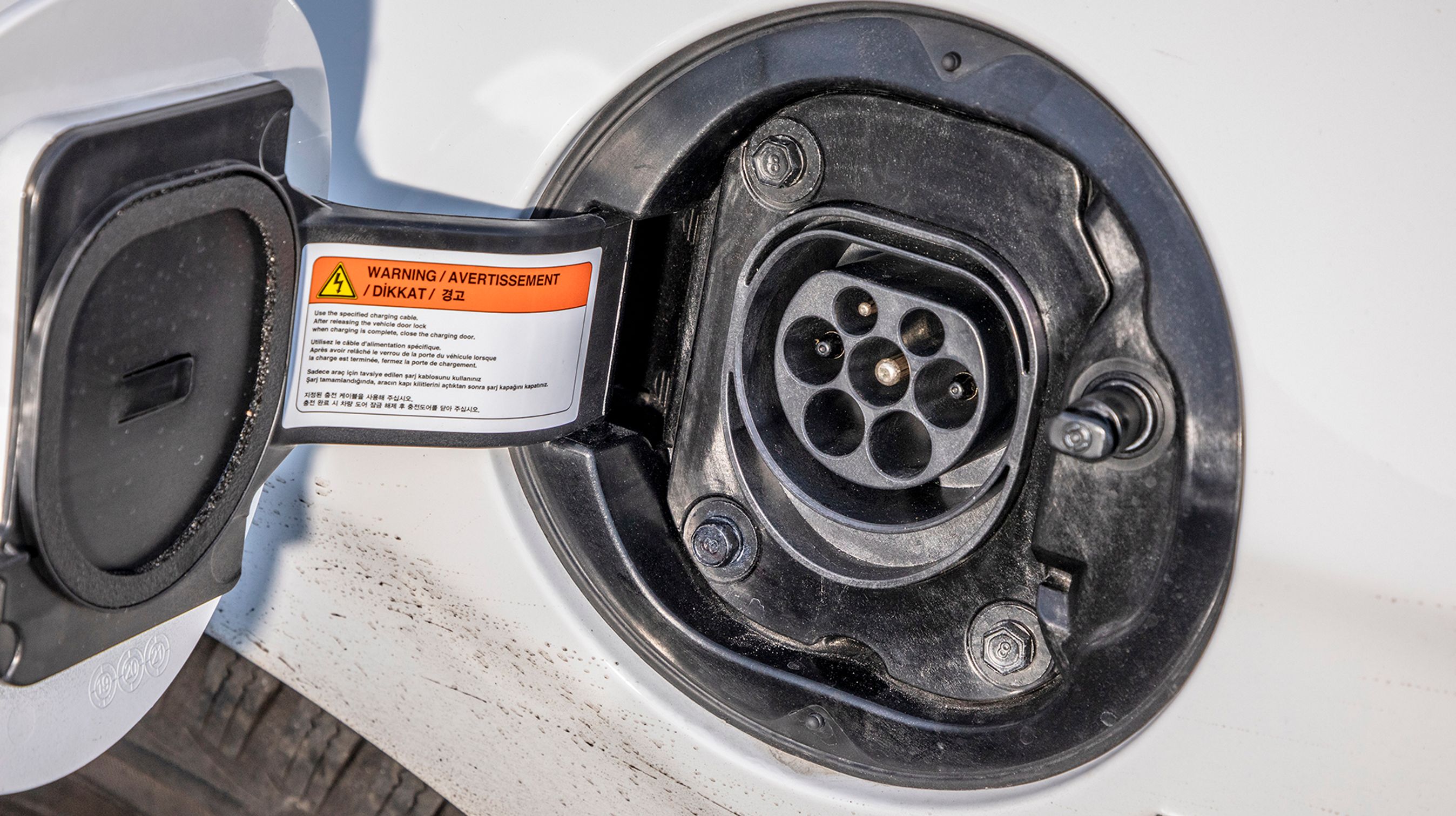 Ladestikket er ef Type-2 modellen, men det kan kun lades med en fase og maksimalt med 3,3 kW, hvilket giver ret lange ladetider.