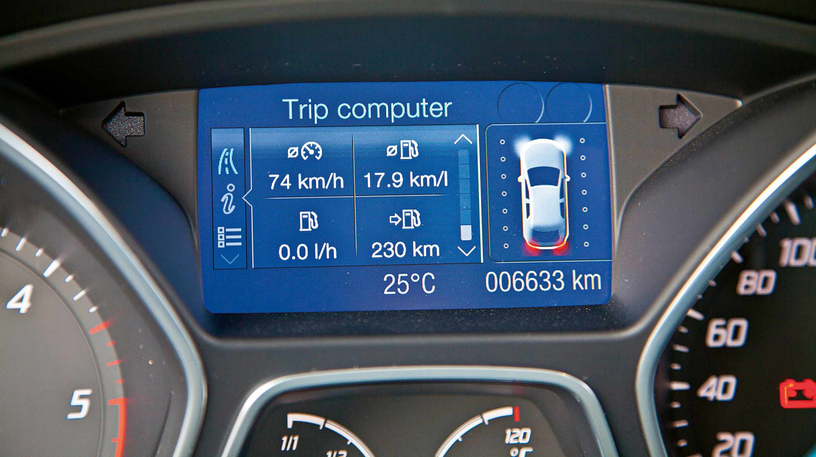 Mellem de store urskiver er et farvedisplay, der kan vise oplysninger om kørslen og forbruget.