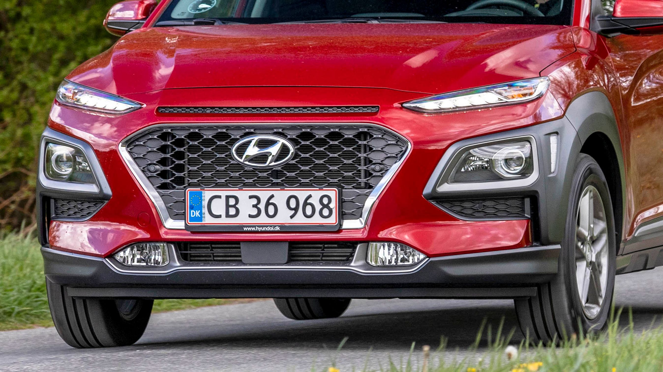 Fortil er lygterne opdelt i tre etager: Øverst er LED-kørelyset, i midten LED-forlygter med bi-funktion (nær- og fjernlys), og nederst tågeforlygter.