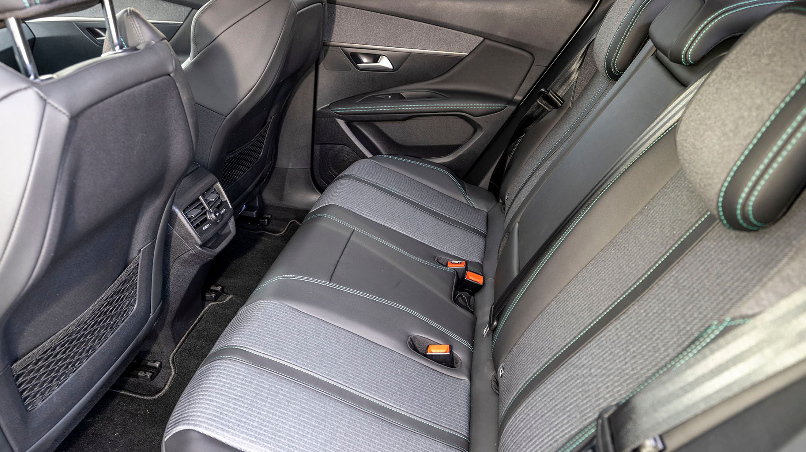 Bagsædet er lækkert beklædt med stof og læder, og der er ført friskluftdyser om til bagsædet. Der er to isofixbeslag bagtil og et ved højre forsæde.  