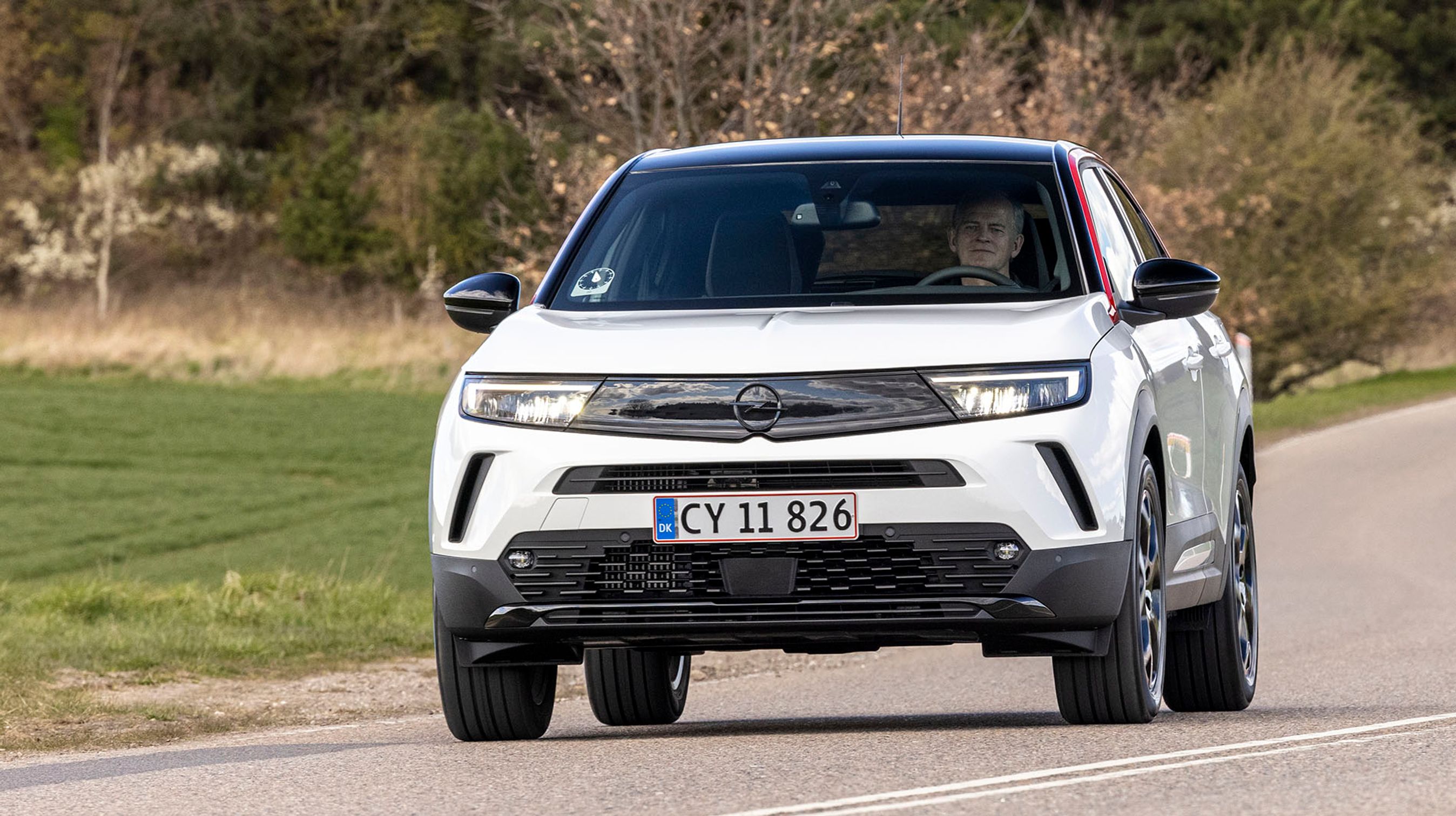 Opels nye ansigt har fået navnet Vizor, og den smalle sprække kan da også minde om visiret på en integralhjelm. Det nye look er såmænd inspireret af Opel Manta, som så dagens lys for godt 50 år siden.