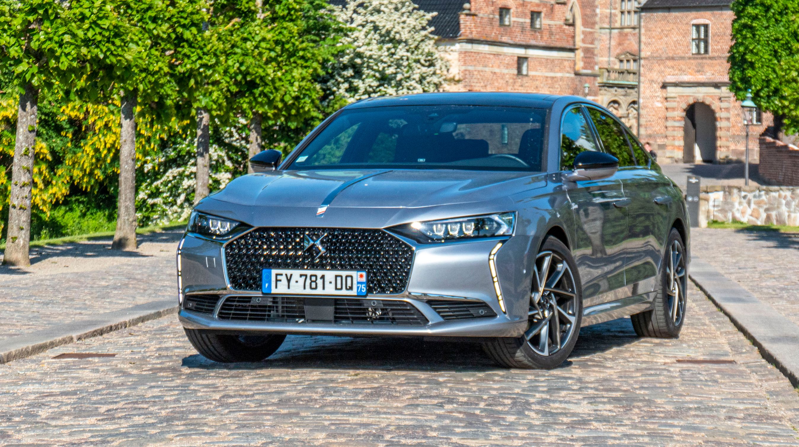 DS 9 er en elegant og usædvanlig sedan i den høje ende af firmabilklassen. Længden er helt oppe på 4,93 meter. Kromstriben på midten af motorhjelmen er en del af bilens gennemførte designstil.