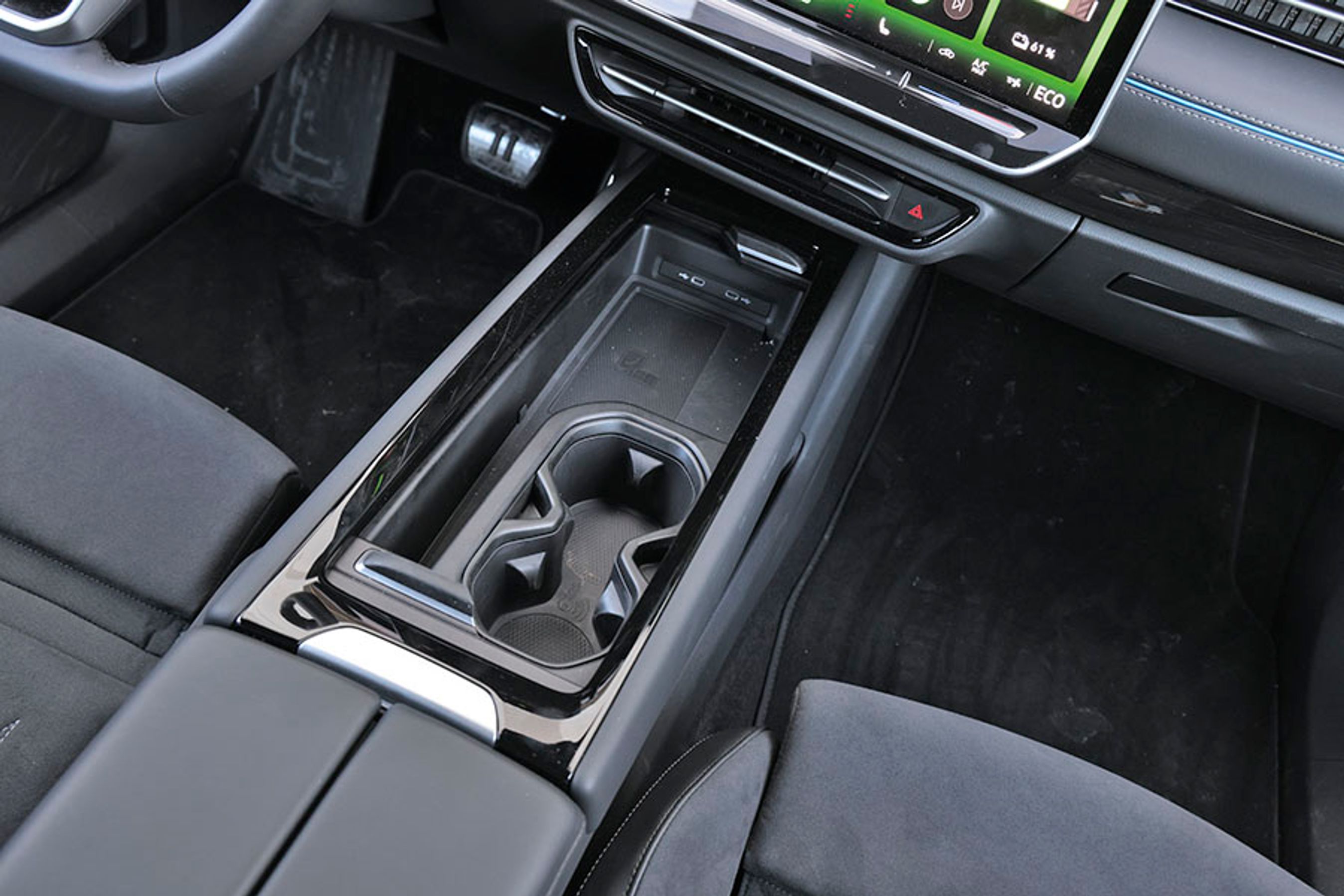 Der er to store kopholdere og fin fralægningsplads mellem forsæderne.