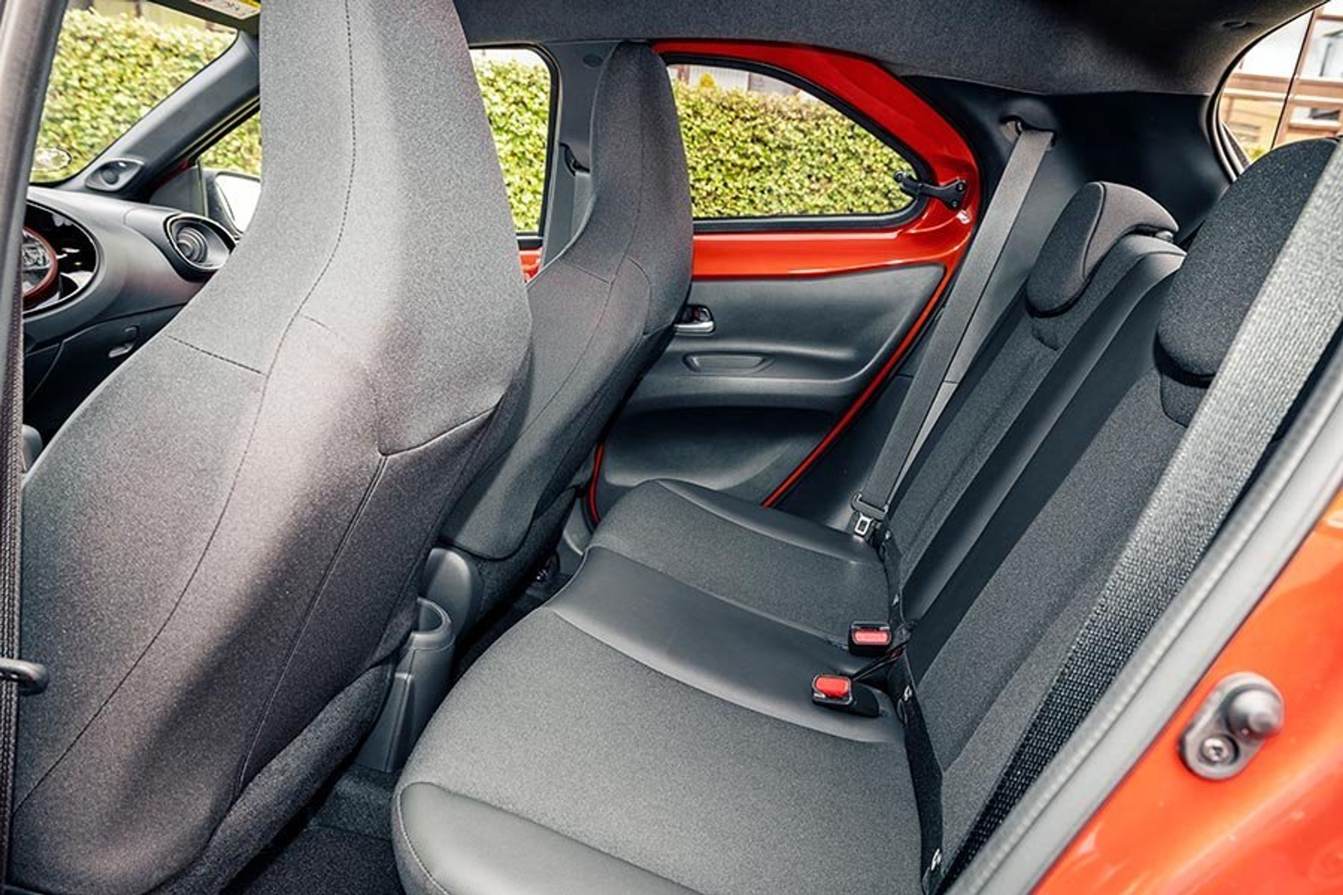 Bagsædet på en Toyota Aygo X.