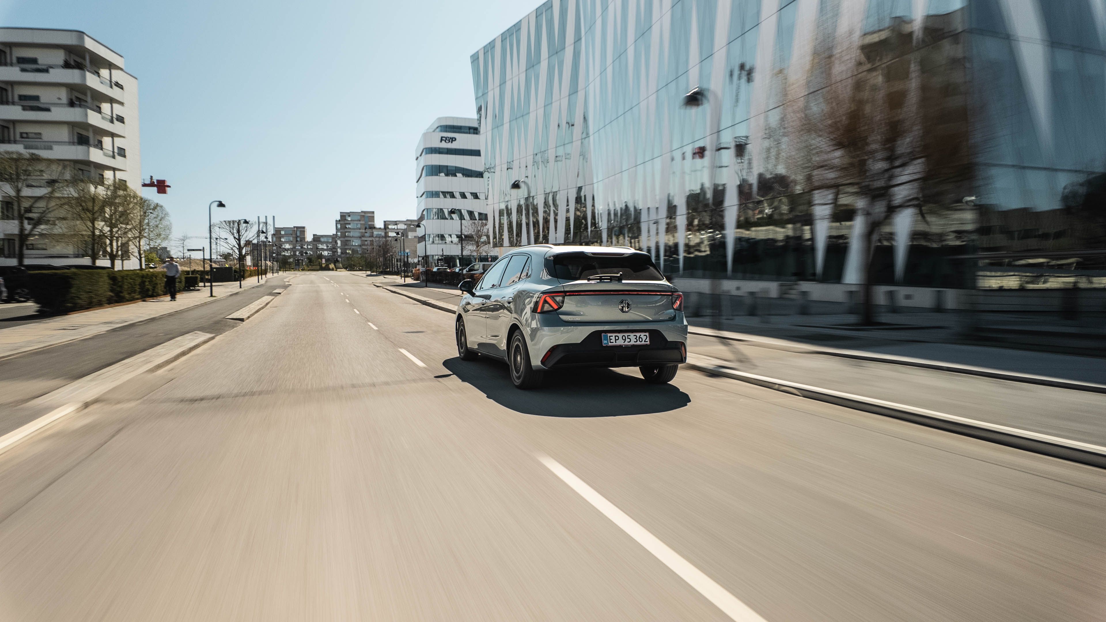 MG4 Urban set bagfra, mens den kører i en by