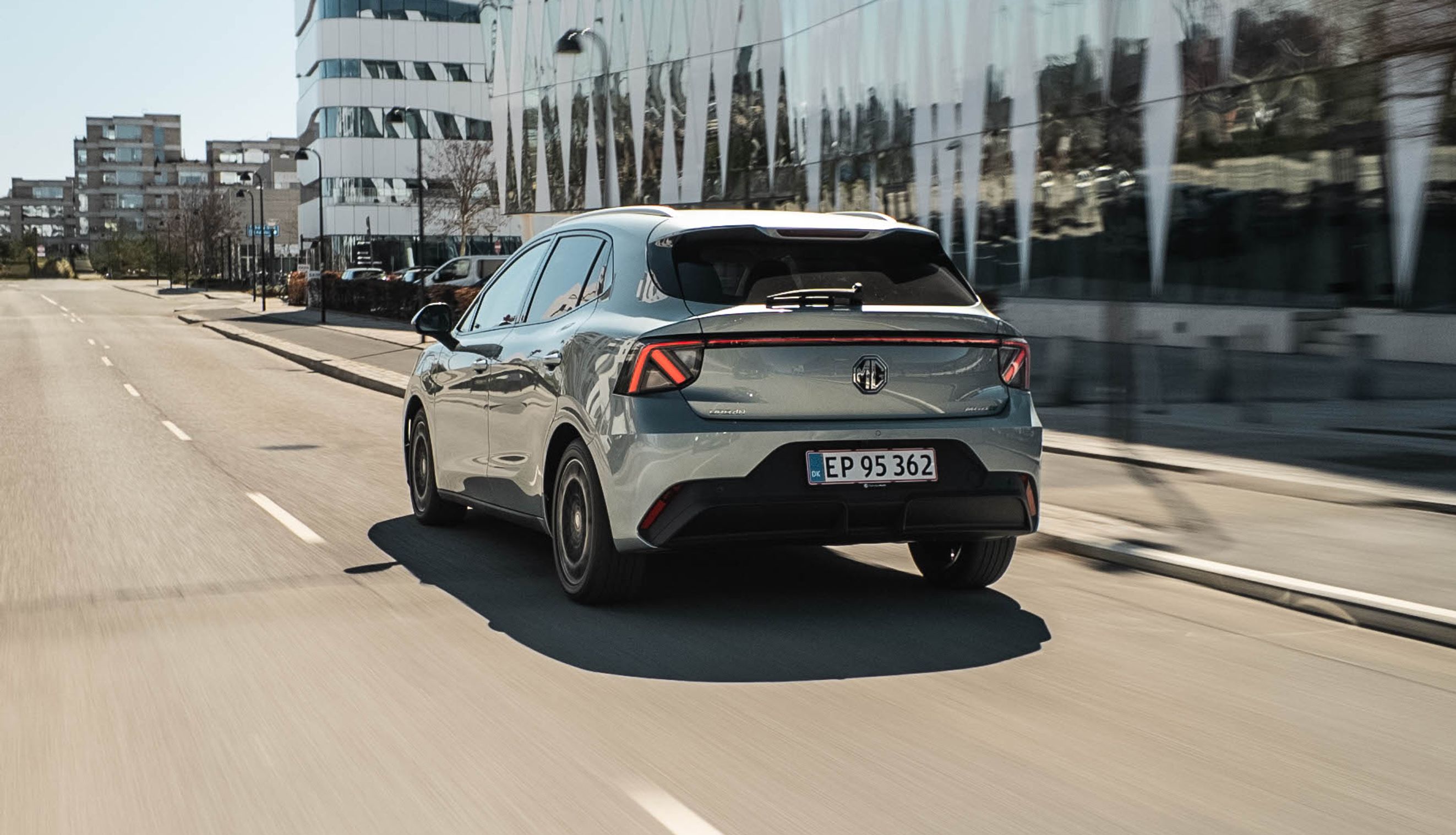 MG4 Urban set bagfra, mens den kører i en by