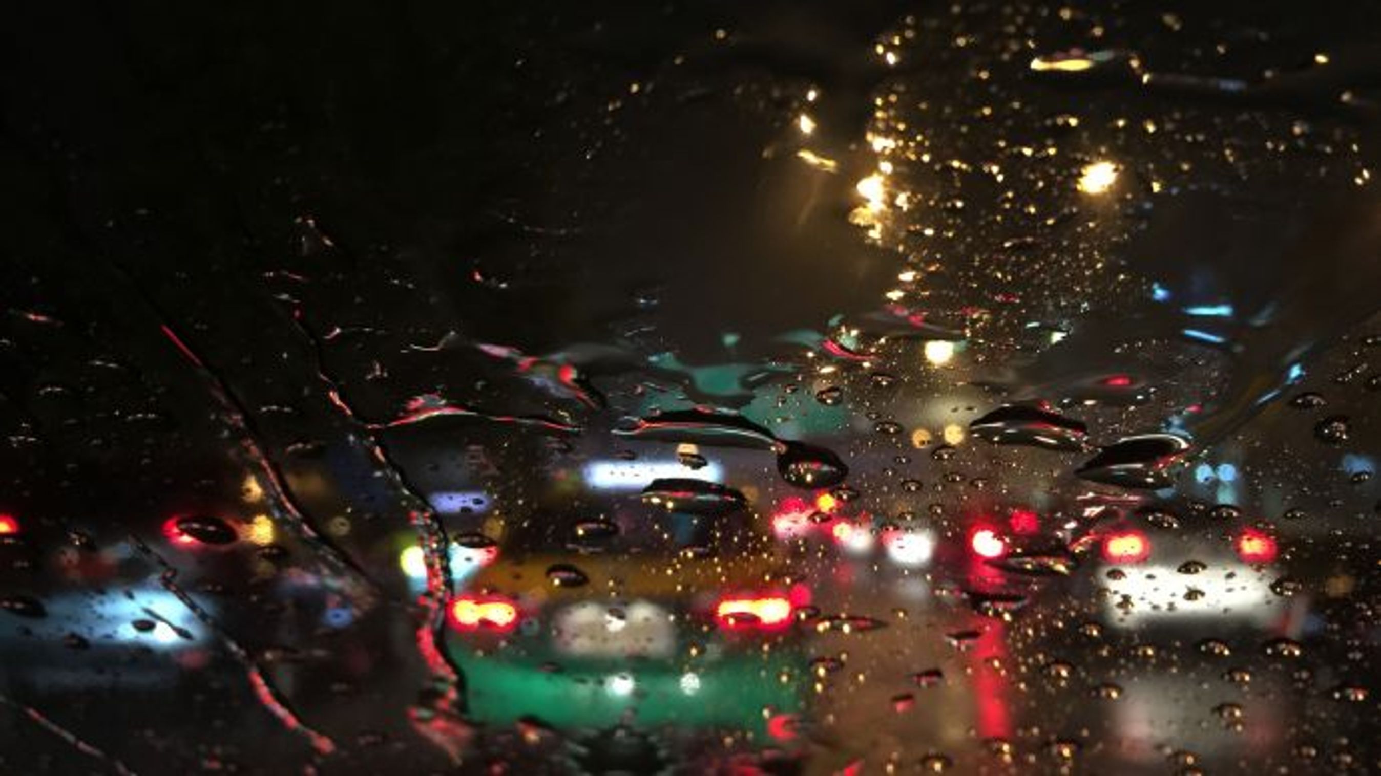 Baglygter i mørke og regn