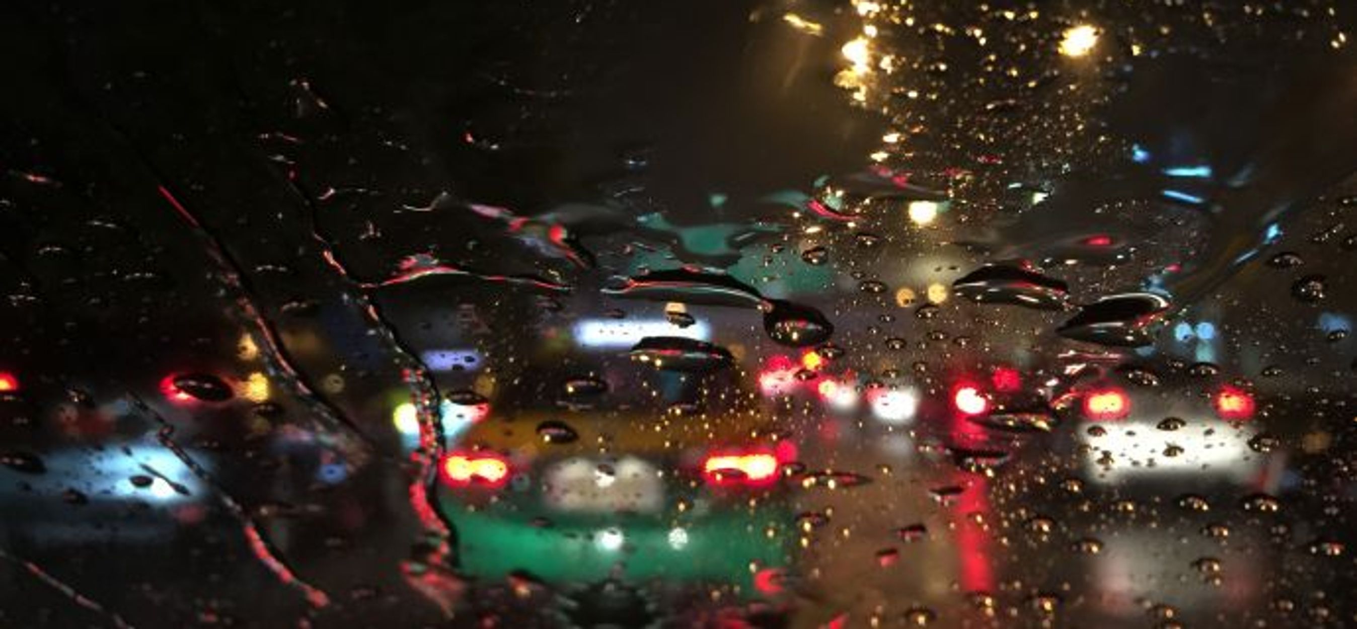 Baglygter i mørke og regn