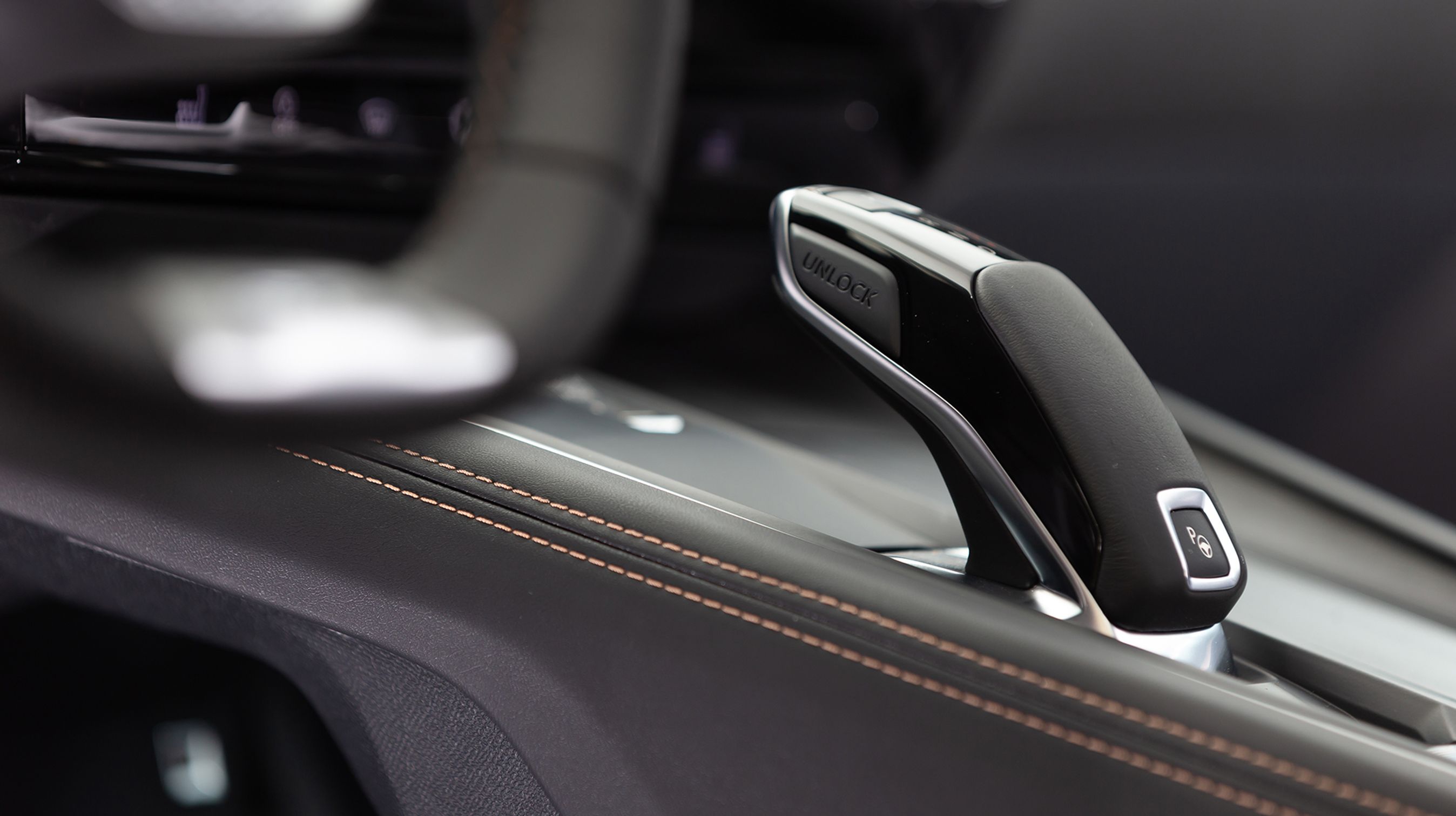 Automatgearet styres fra denne lille gearstang, der er af ’shift-by-wire’ typen. Det betyder, at der kun er en elektrisk forbindelse til gearkassen. Når motoren slukkes, går den selv i ’P’, hvilket er rart.