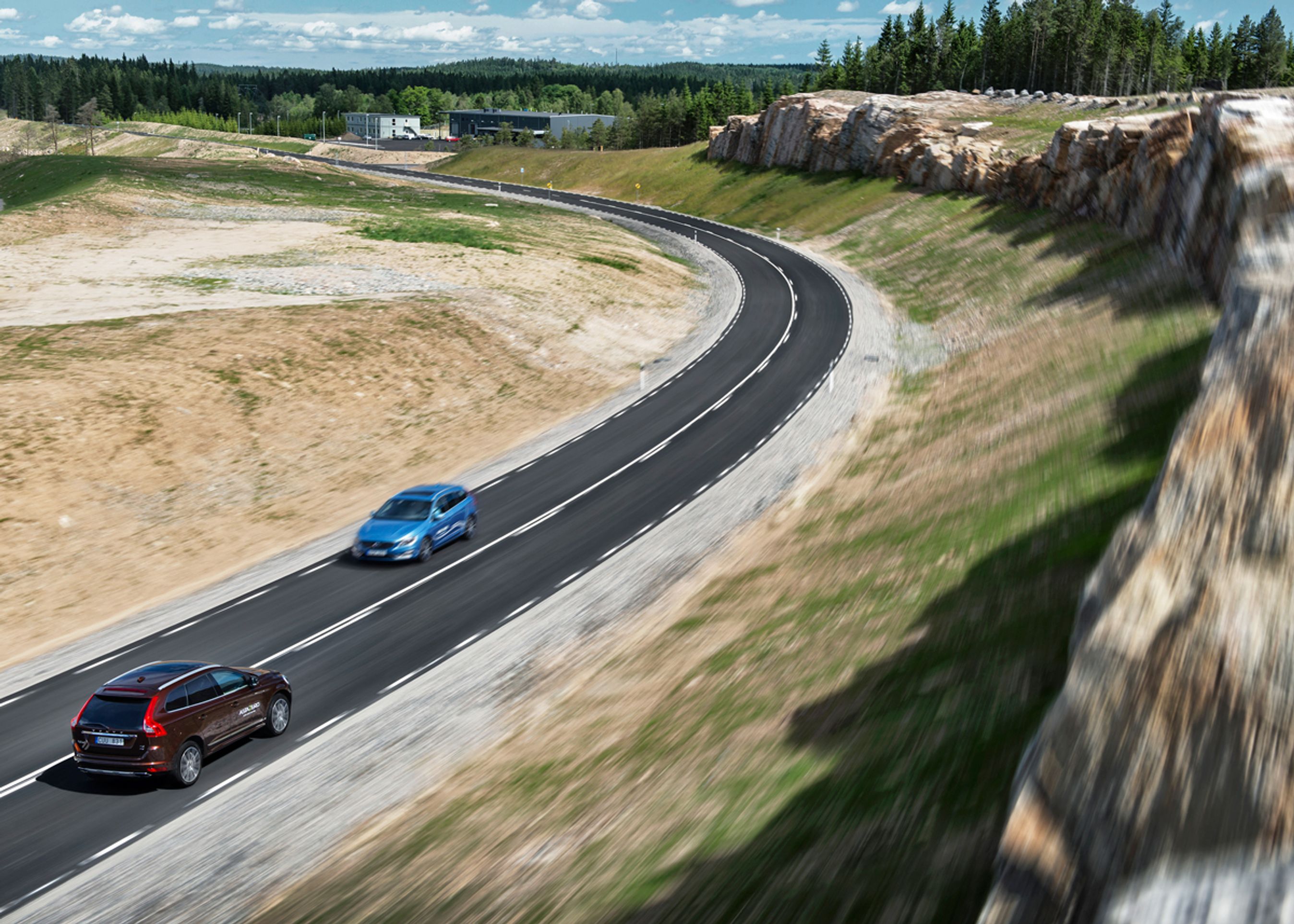 Den seks km lange rundbane er udformet som en almindelig landevej og ligner slet ikke traditionelle testbaner. Skrænten her blev sprængt væk i ét hug ved brug af 14 ton dynamit.
